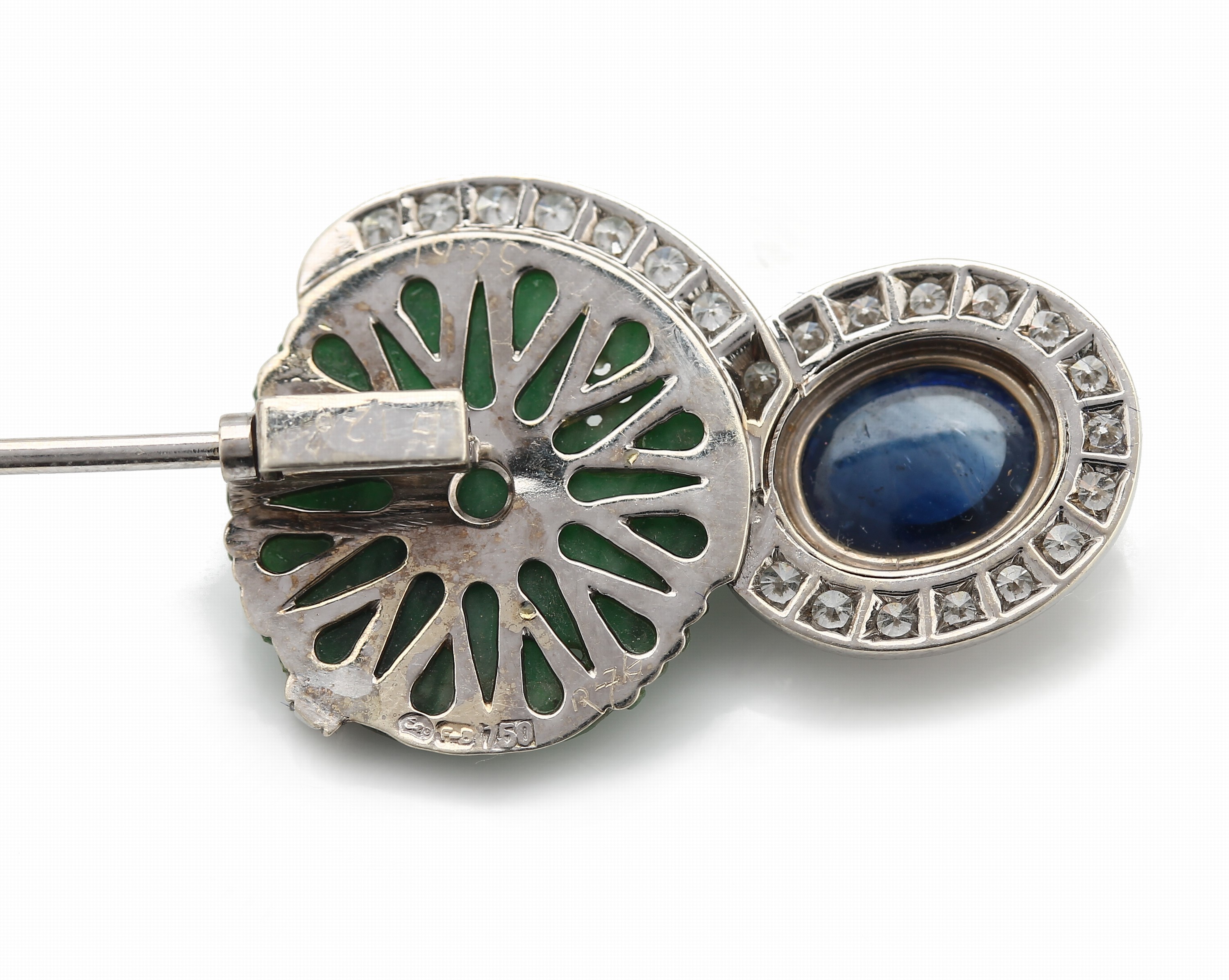 Detail b: Ausgefallene 18 kt Gold Art Deco Jade- Farbstein-Brillant-Brosche, um 1925-30, WG 750/000, 2 runde Jadescheiben, floral grav., 2Saphir-Cabochons ...