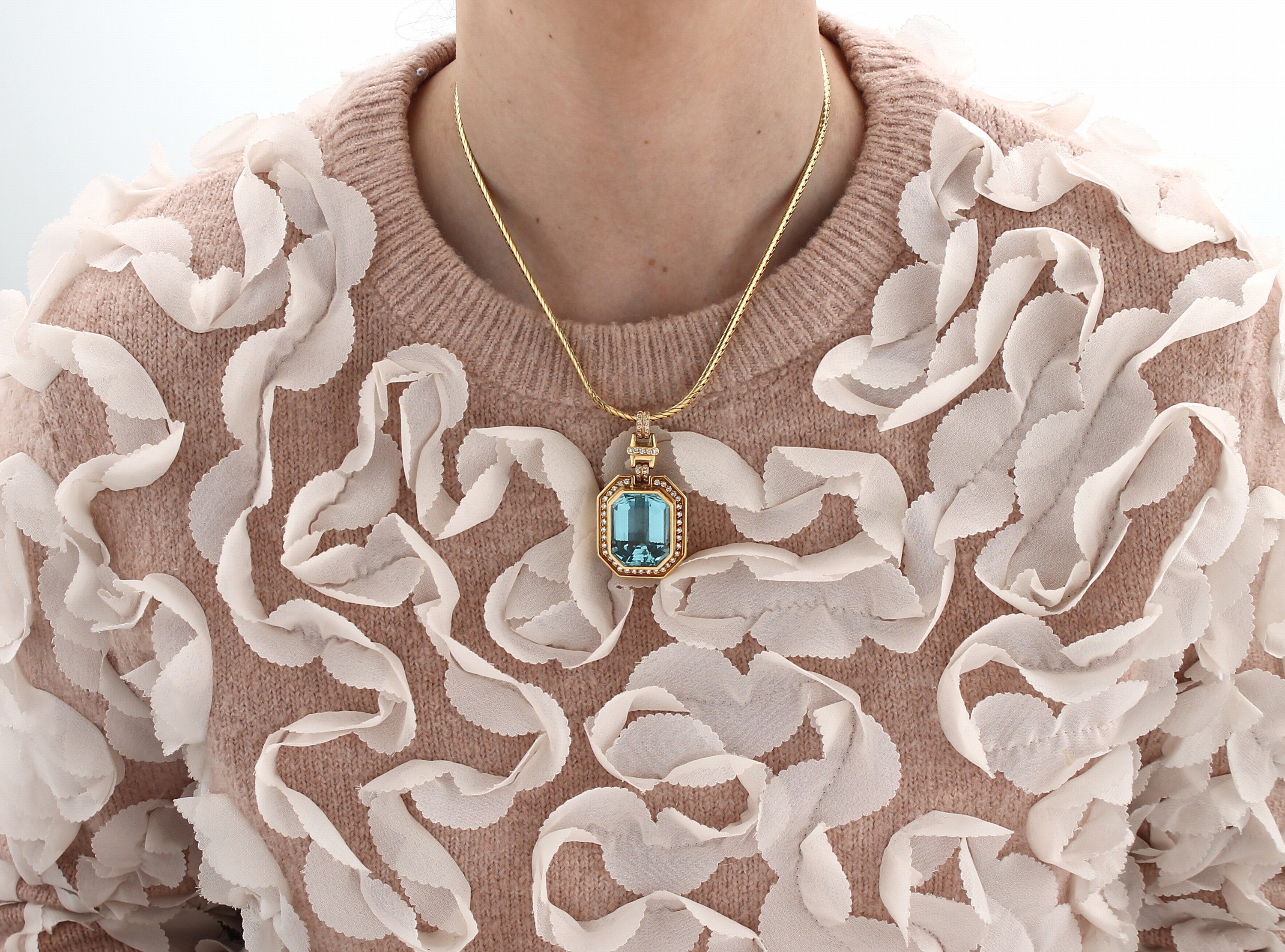 Detail d: Prunkvolles 18 kt Gold Aquamarin-Brillant- Collier, GG 750/000, Mittelteil mit Aquamarin im Treppenschliff von sehr schöner Farbe ca. 35,00 ct, 60 ...