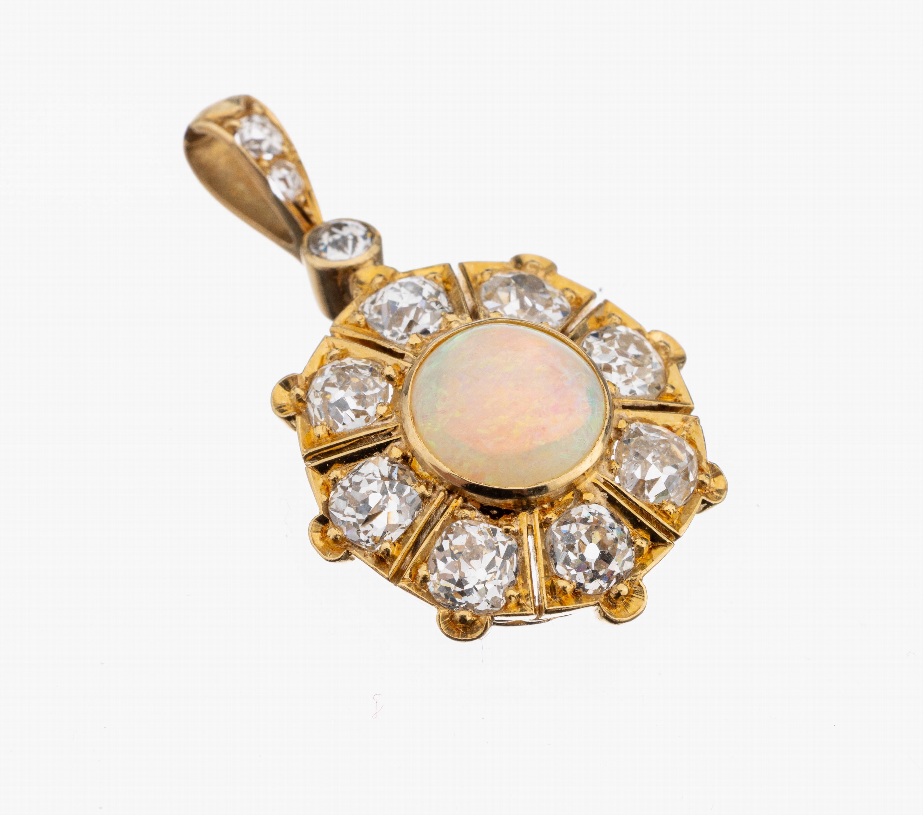 14 kt Gold Opal-Diamant-Anhänger, um 1880-90, GG 585/000 gepr., mittig runder Opal- Cabochon ca. 0.60 ct, schönes Farbspiel in Grün und Blau, 11 ...