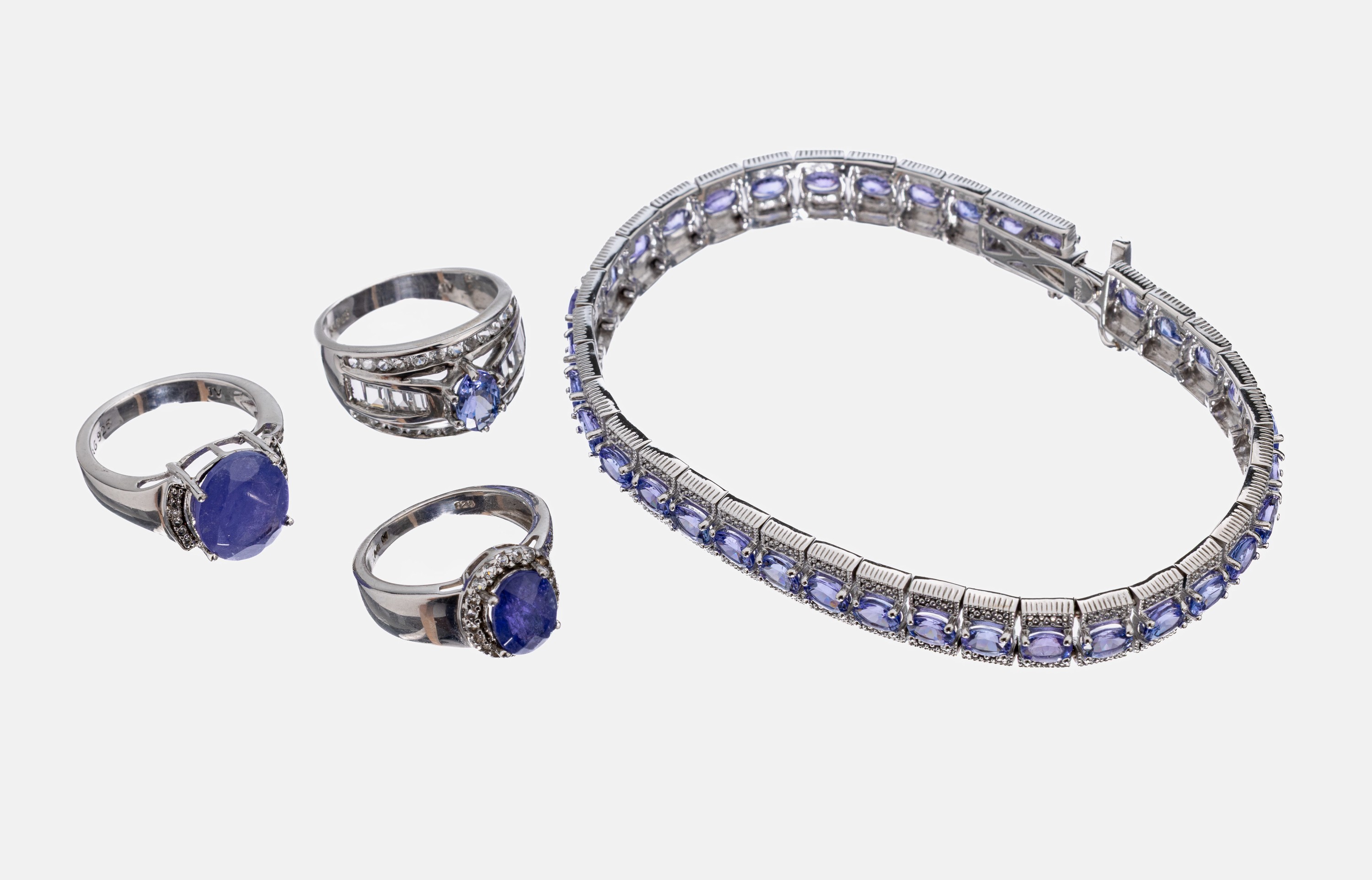 Konvolut Tansanit-Saphir-Schmuck, 925er Silber, best. aus: 1 Armband, L. ca. 19 cm, Kastenschloss mit Sicherheitsacht, 1 Ring, RW 53, 1 Ring, RW 57 ...