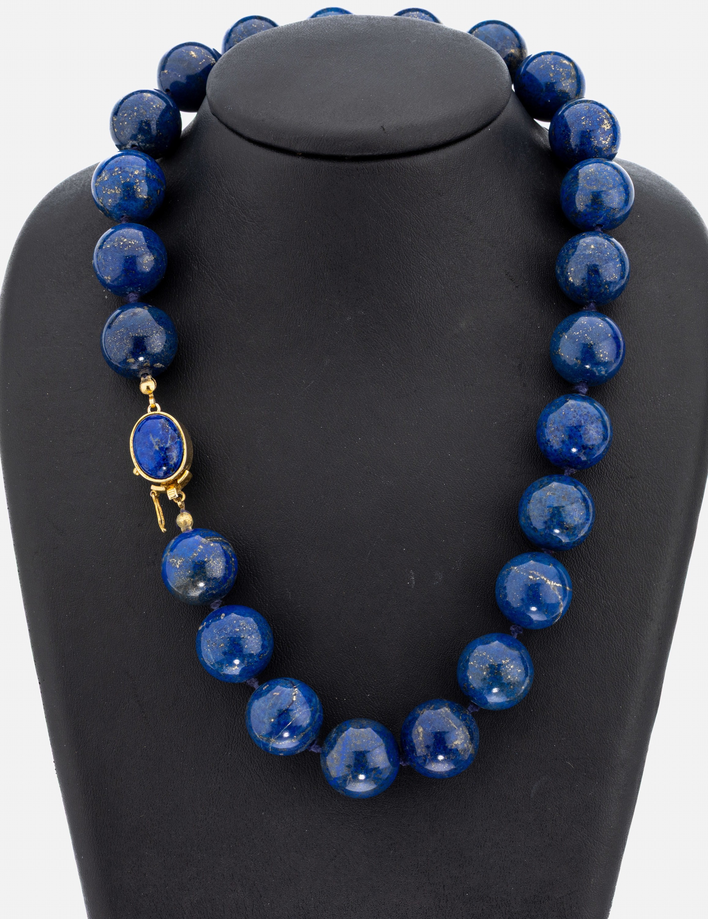 Lapislazuli-Collier, gr. Lapislazuli- Kugeln, D. ca. 17.9 mm, L. ca. 49 cm, Kastenschloss mit Sicherheitsacht 925er Silberverg.