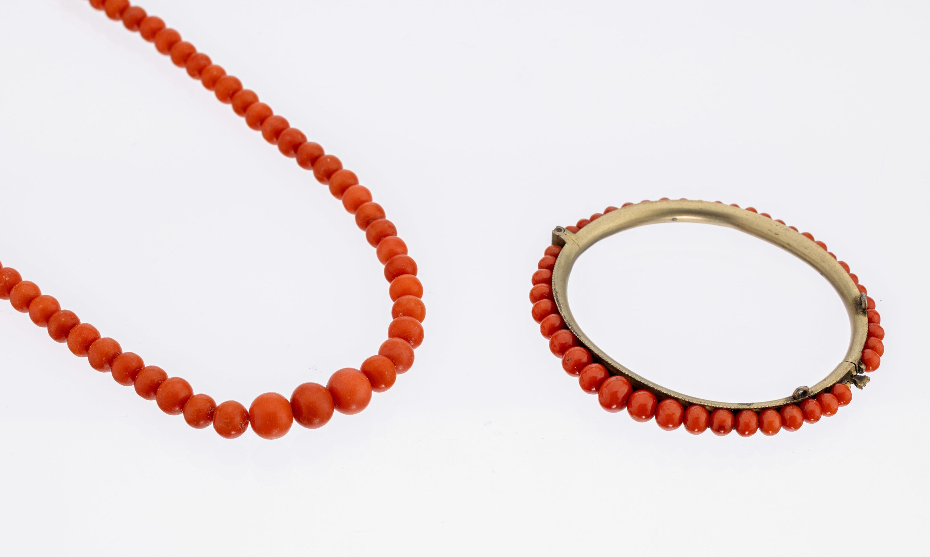Konvolut Korallen-Schmuck, Italien um 1900, best. aus: 1 Collier, Korallen-Kugeln im Verlauf, D. ca. 4.7-8.3 mm, L. ca. 49.5 cm, Federringschließe, ...