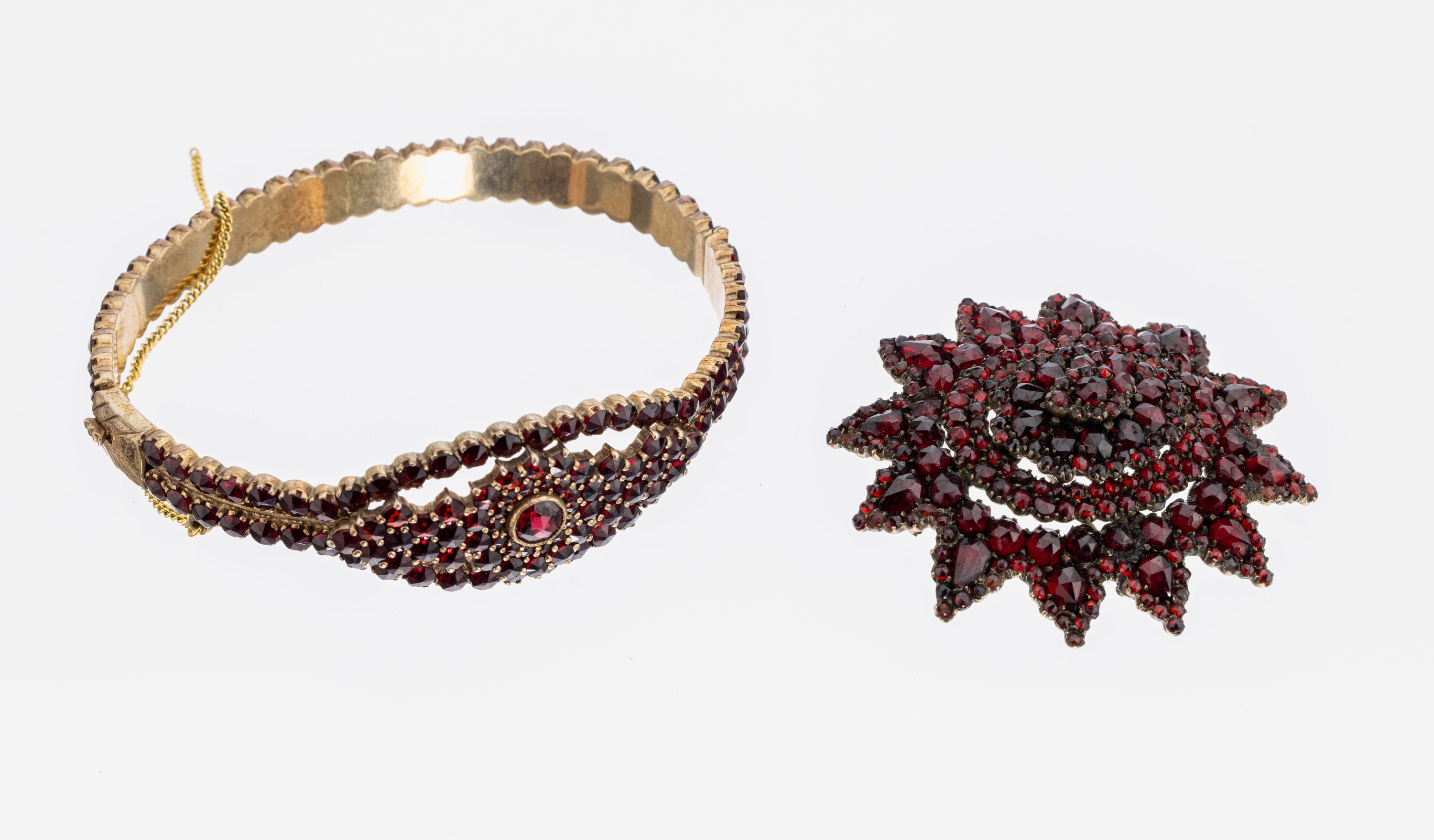 Granat-Konvolut, Böhmen um 1890, Tombak, best. aus: 1 Armreif, reicher Granat-Besatz, ca. 6.6 x 5.7 cm, Kastenschloss, Klappscharnier, ...