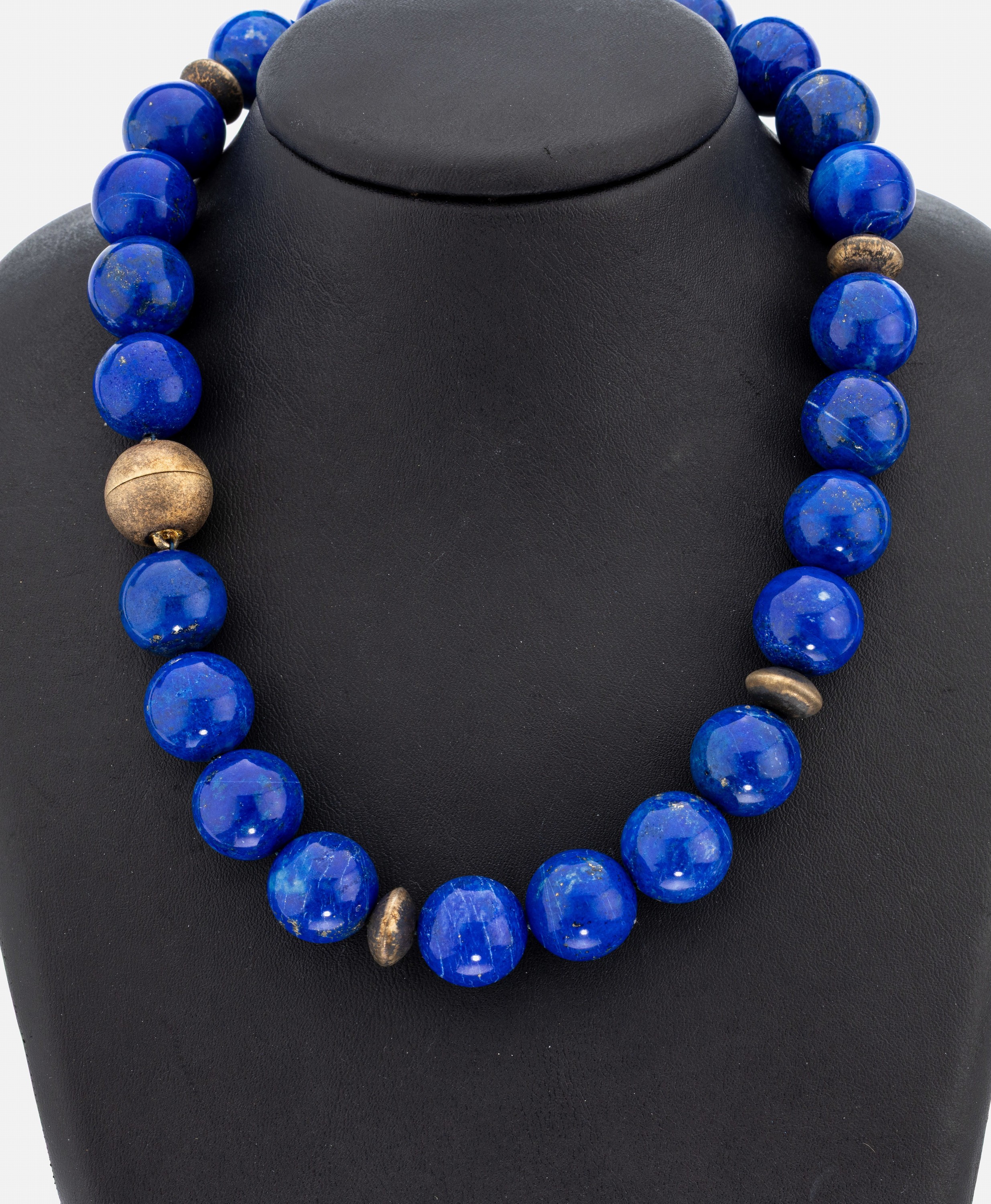 Lapislazuli-Collier, gr. Lapislazuli-KugelnD. ca. 16 mm, Magnetschließe und Zwischenglieder 925er Silber verg., L. ca. 45.5 cm