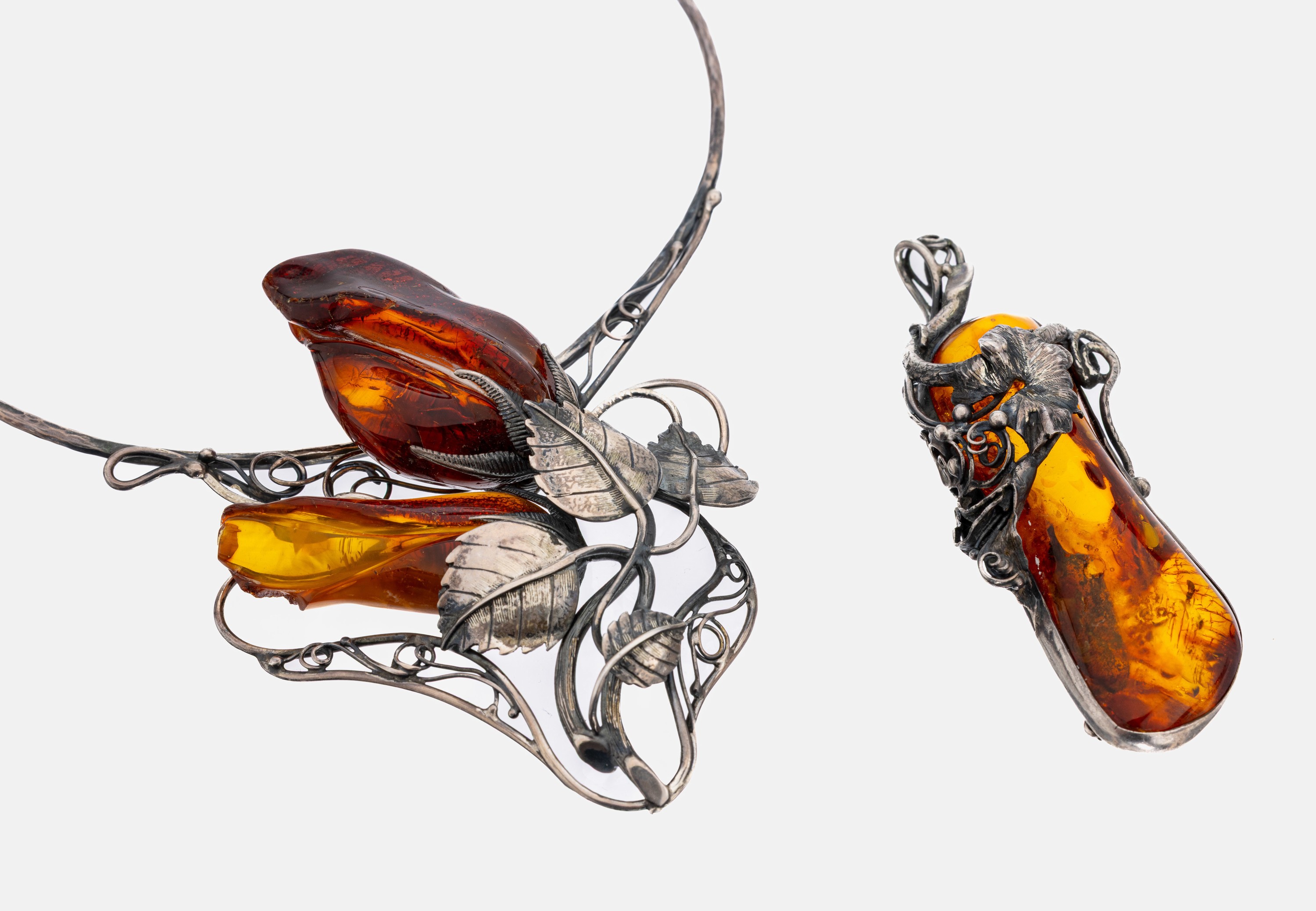 Ausgefallenes Bernstein-Collier, Silber gepr., gr. florales Mittelteil mit aus Bernstein geschnittenen Blüten, D. ca. 13 cm, Hakenschließe, dazu 1 ...
