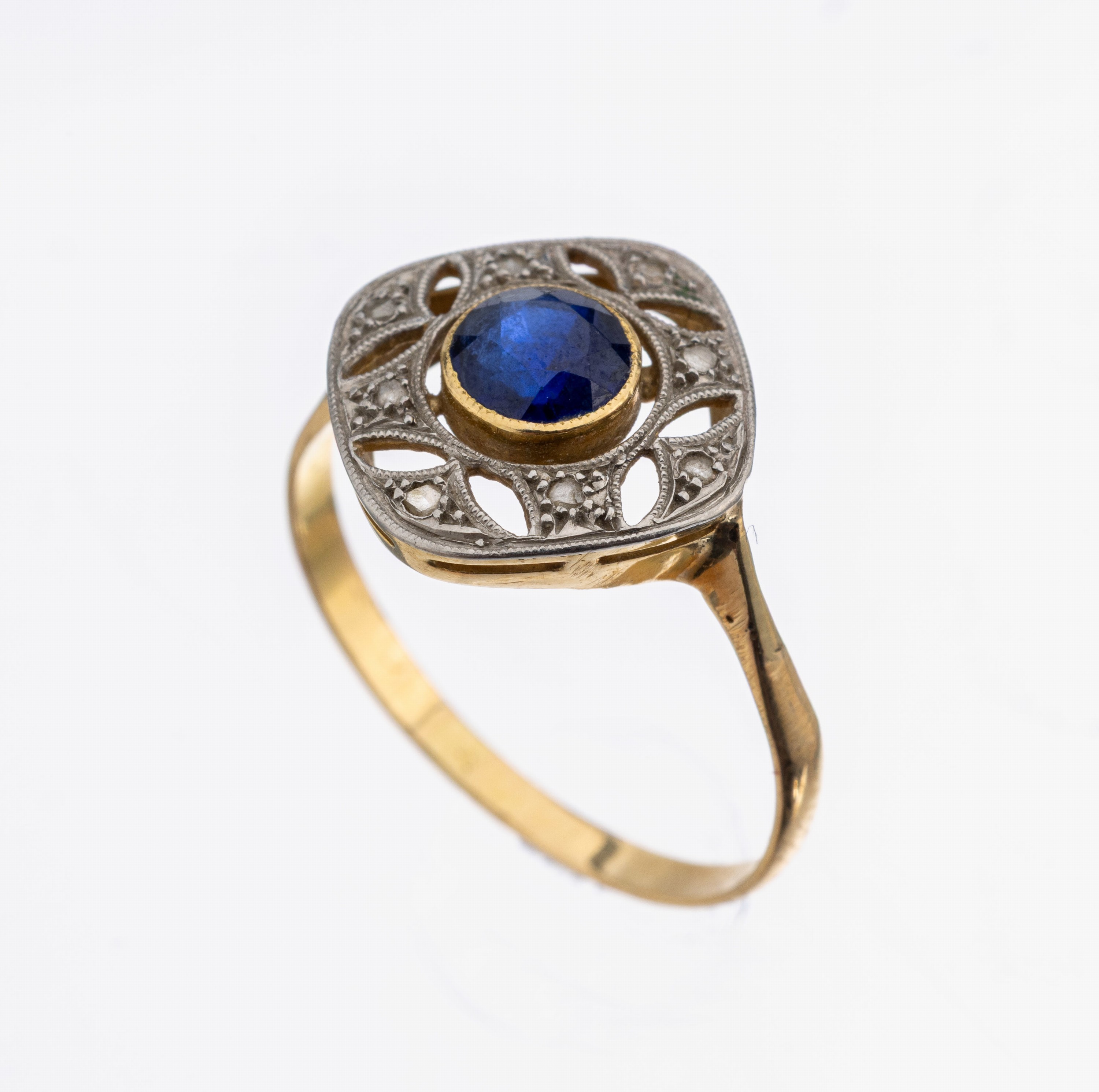 14 kt Gold Saphir-Diamant-Ring, um 1900, GG585/000 gepr., Ringkopf schauseitig Platin, durchbrochen gearbeitet, in GG gefasster rundfacett. Saphir ...