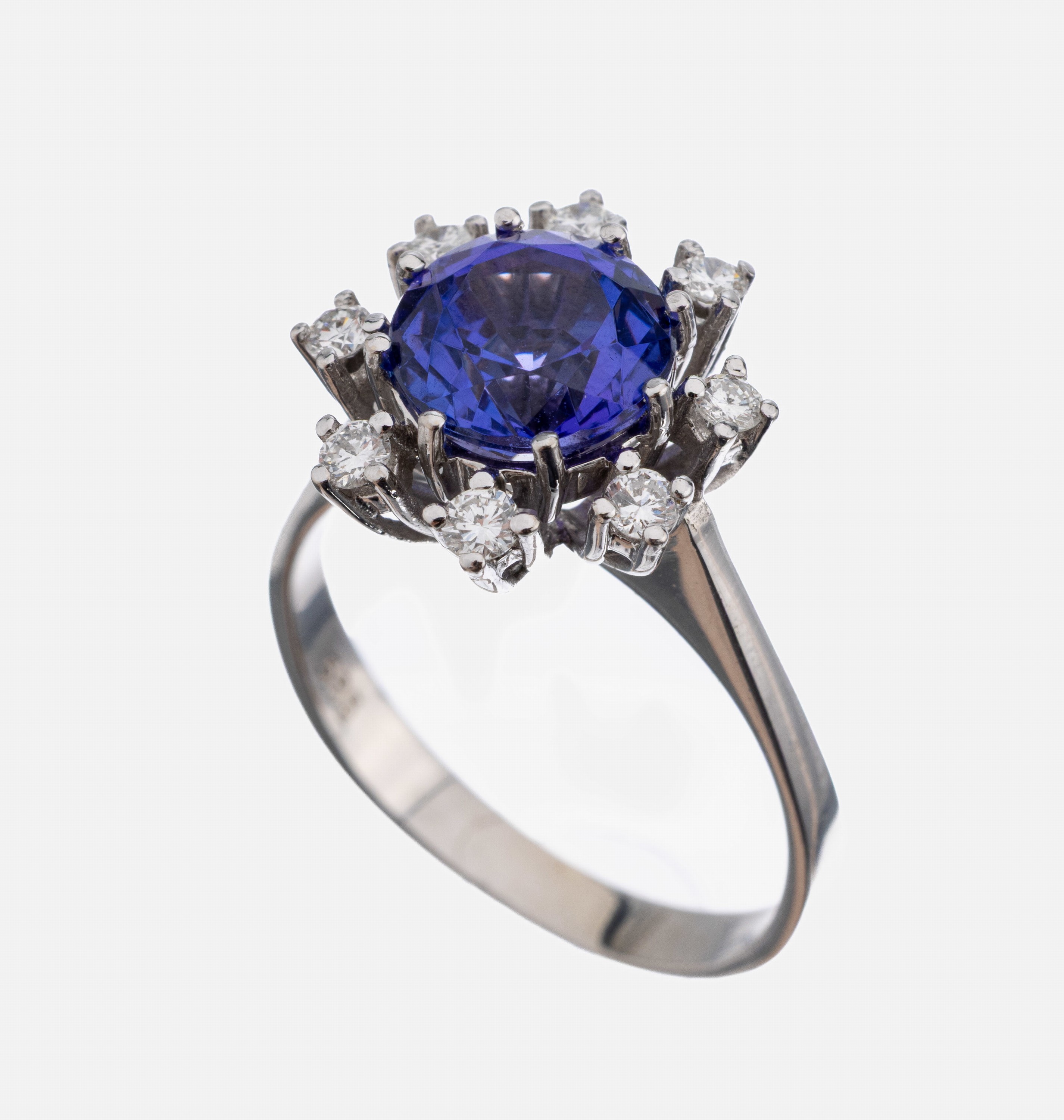 14 kt Gold Tansanit-Brillant-Ring, WG 585/000, mittig rundfacett. Tansanit ca. 2.10 ct, umgeben von 8 Brillanten zus. ca. 0.32 ct Weiß/si, RW 59, ...