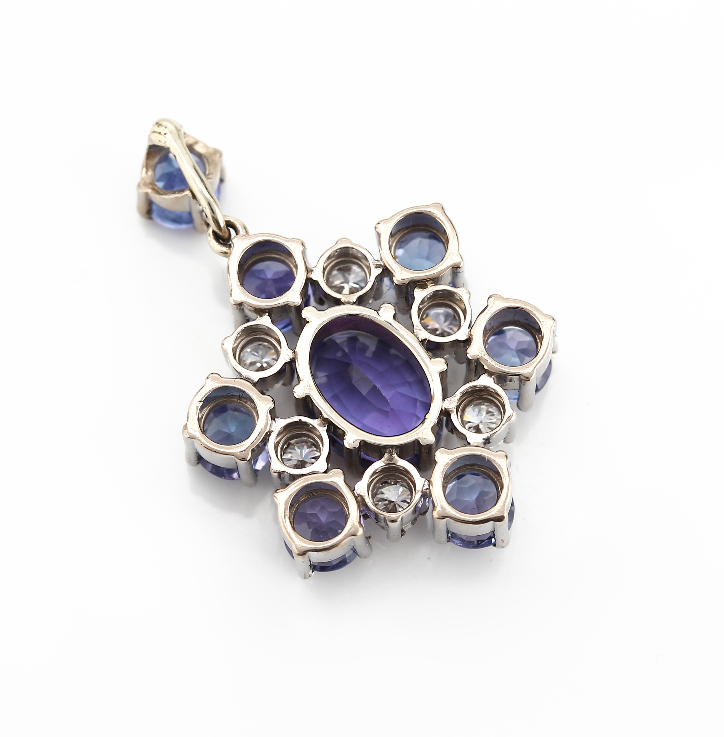 Detail a: 18 kt Gold Tansanit-Brillant-Anhänger, WG 750/000 gepr., 7 rundfacett. und 1 ovalfacett.Tansanit zus. ca. 7.0 ct, 6 Brillanten zus. ca. 0.80 ct ...