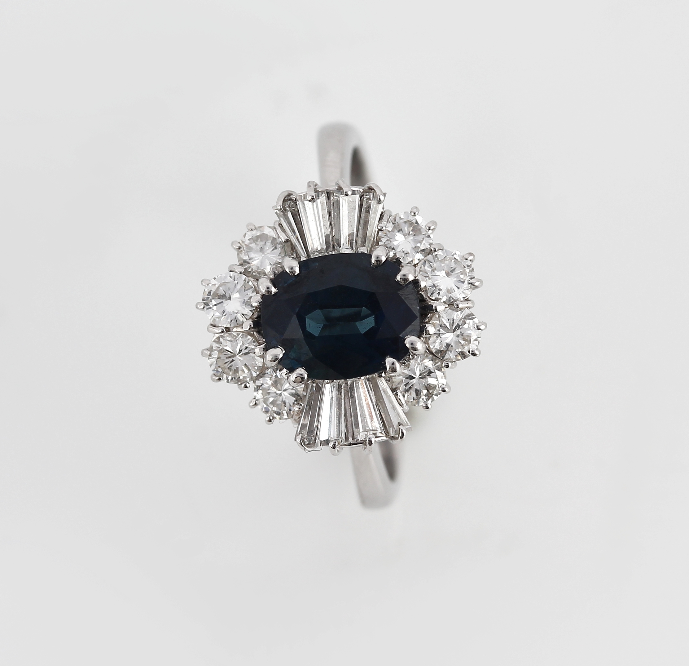 Detail a: 18 kt Gold Saphir-Diamant-Ring, WG 750/000,ovalfacett. Saphir ca. 1.20 ct, 8 Brillanten und 8 Diamant-Trapeze zus. ca. 1.25 ct Weiß/si, RW 56, ca. ...