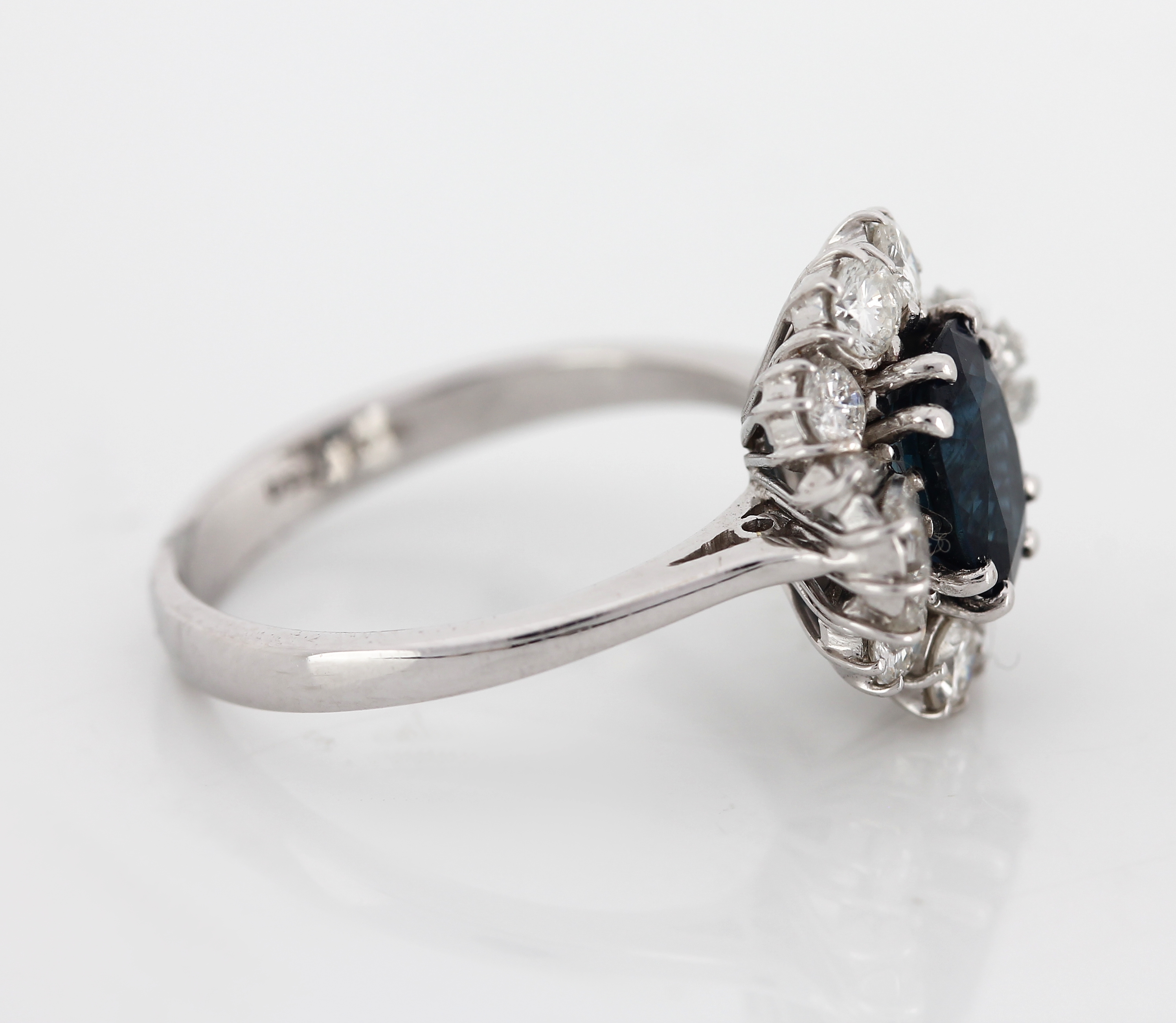 Detail b: 18 kt Gold Saphir-Diamant-Ring, WG 750/000,ovalfacett. Saphir ca. 1.20 ct, 8 Brillanten und 8 Diamant-Trapeze zus. ca. 1.25 ct Weiß/si, RW 56, ca. ...