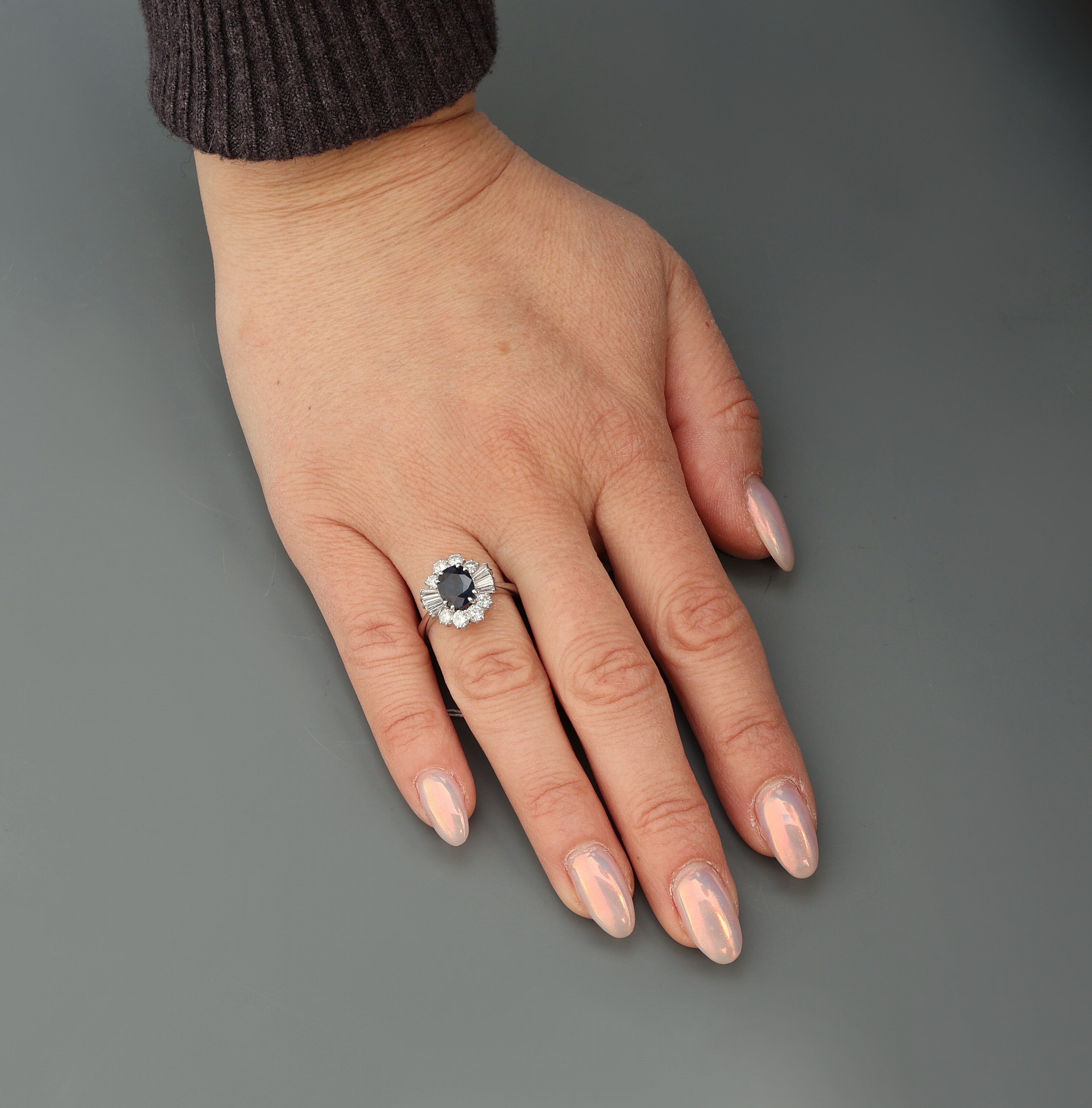 Detail c: 18 kt Gold Saphir-Diamant-Ring, WG 750/000,ovalfacett. Saphir ca. 1.20 ct, 8 Brillanten und 8 Diamant-Trapeze zus. ca. 1.25 ct Weiß/si, RW 56, ca. ...
