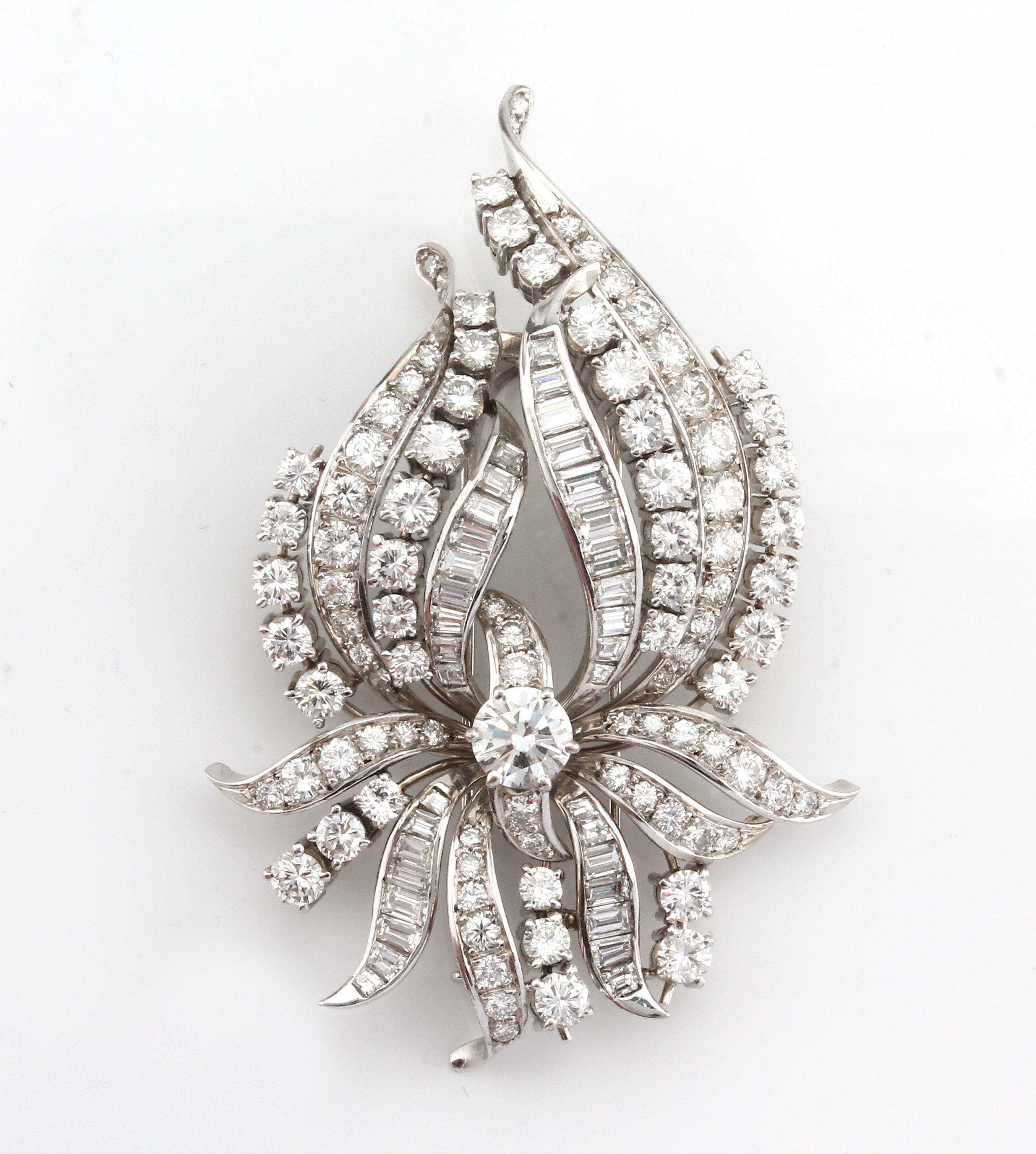 Detail a: Prunkvolle 18 kt Gold Diamant-Brosche, WG 750/000, gr. abstrakte Blüte, mittig Brillant ca. 1.10 ct Weiß/vs-si, 92 Brillanten, 35 ...