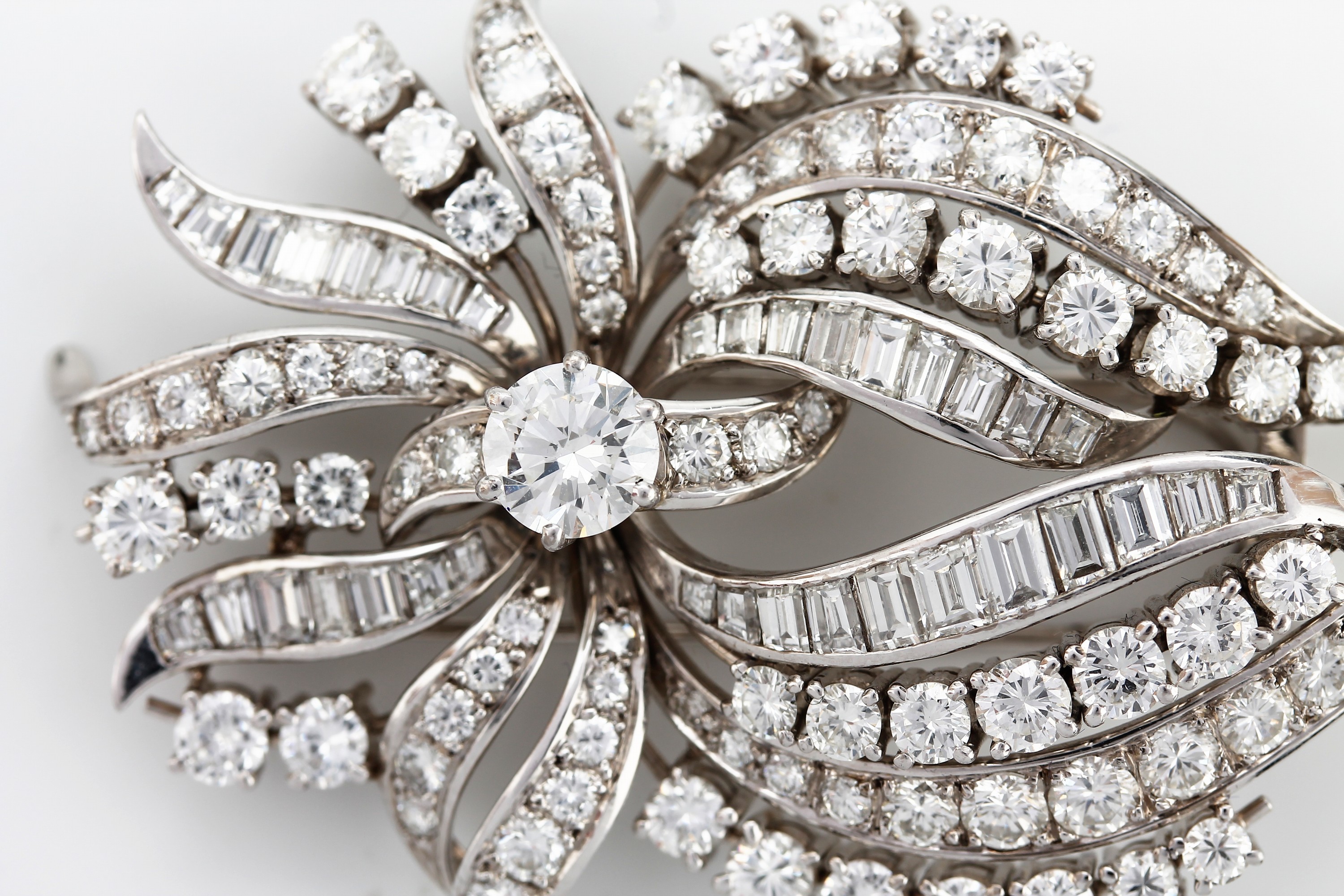 Detail b: Prunkvolle 18 kt Gold Diamant-Brosche, WG 750/000, gr. abstrakte Blüte, mittig Brillant ca. 1.10 ct Weiß/vs-si, 92 Brillanten, 35 ...