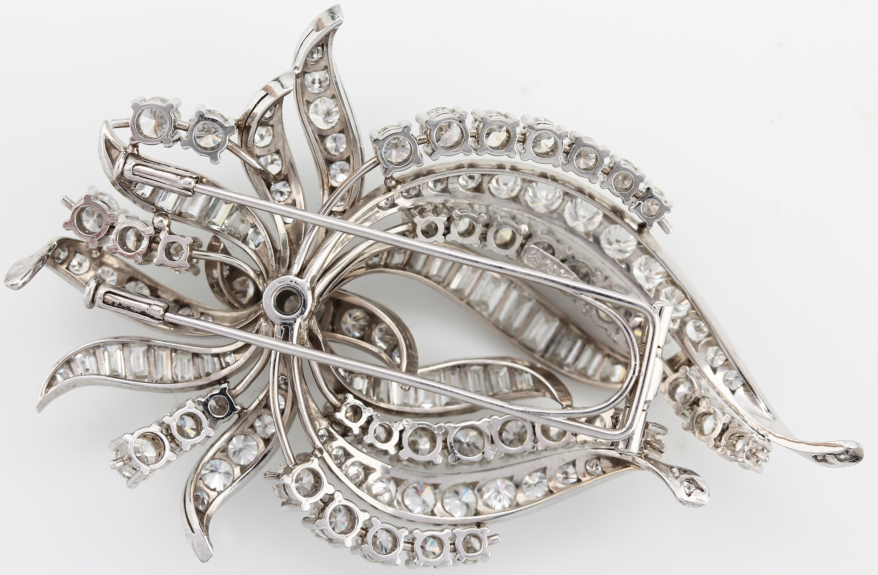 Detail c: Prunkvolle 18 kt Gold Diamant-Brosche, WG 750/000, gr. abstrakte Blüte, mittig Brillant ca. 1.10 ct Weiß/vs-si, 92 Brillanten, 35 ...
