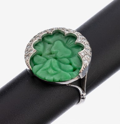Image 26917332 - 9 kt Gold Jade-Brillant-Ring, WG 375/000, runder Ringkopf mit Jadescheibe, floral ...