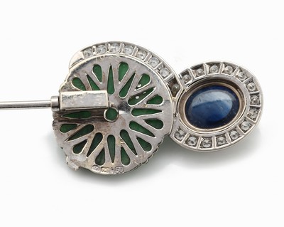 26917333b - Ausgefallene 18 kt Gold Art Deco Jade- Farbstein-Brillant-Brosche, um 1925-30, WG ...