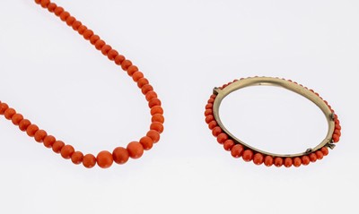Image Konvolut Korallen-Schmuck, Italien um 1900, best. aus: 1 Collier, Korallen-Kugeln im ...
