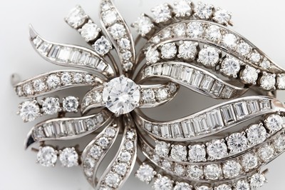 26917394b - Prunkvolle 18 kt Gold Diamant-Brosche, WG 750/000, gr. abstrakte Blüte, mittig ...