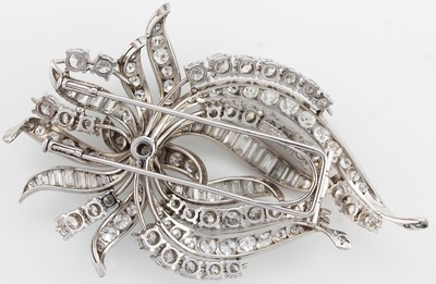 26917394c - Prunkvolle 18 kt Gold Diamant-Brosche, WG 750/000, gr. abstrakte Blüte, mittig ...