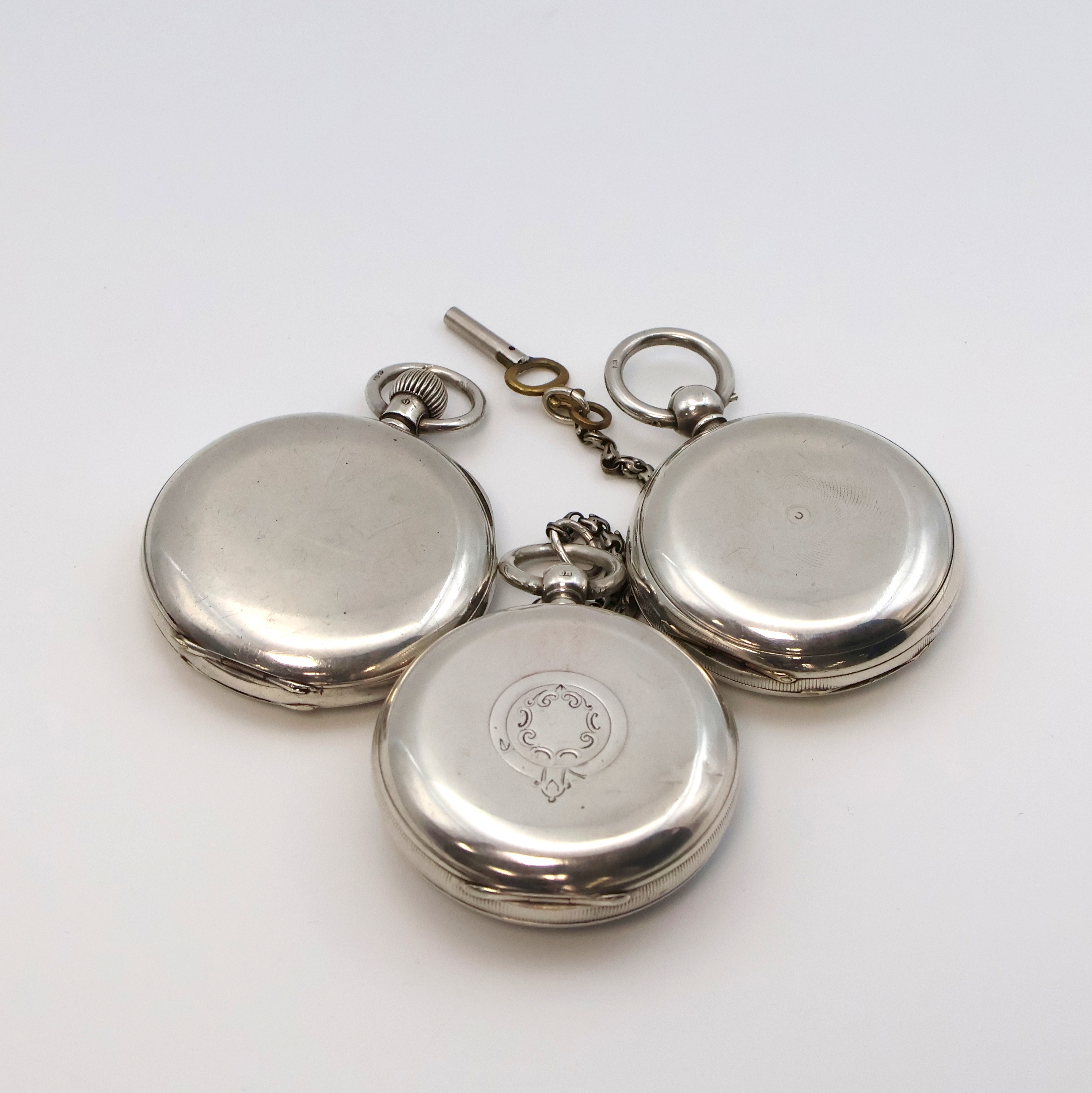 Detail b: 3 schwere Silbertaschenuhren, England/USA um 1880-1900, Schlüssel-/Kronenaufzug, glatte Geh., 1x Savonette, 2x offene Geh., Emailzifferbl. m. röm. ...