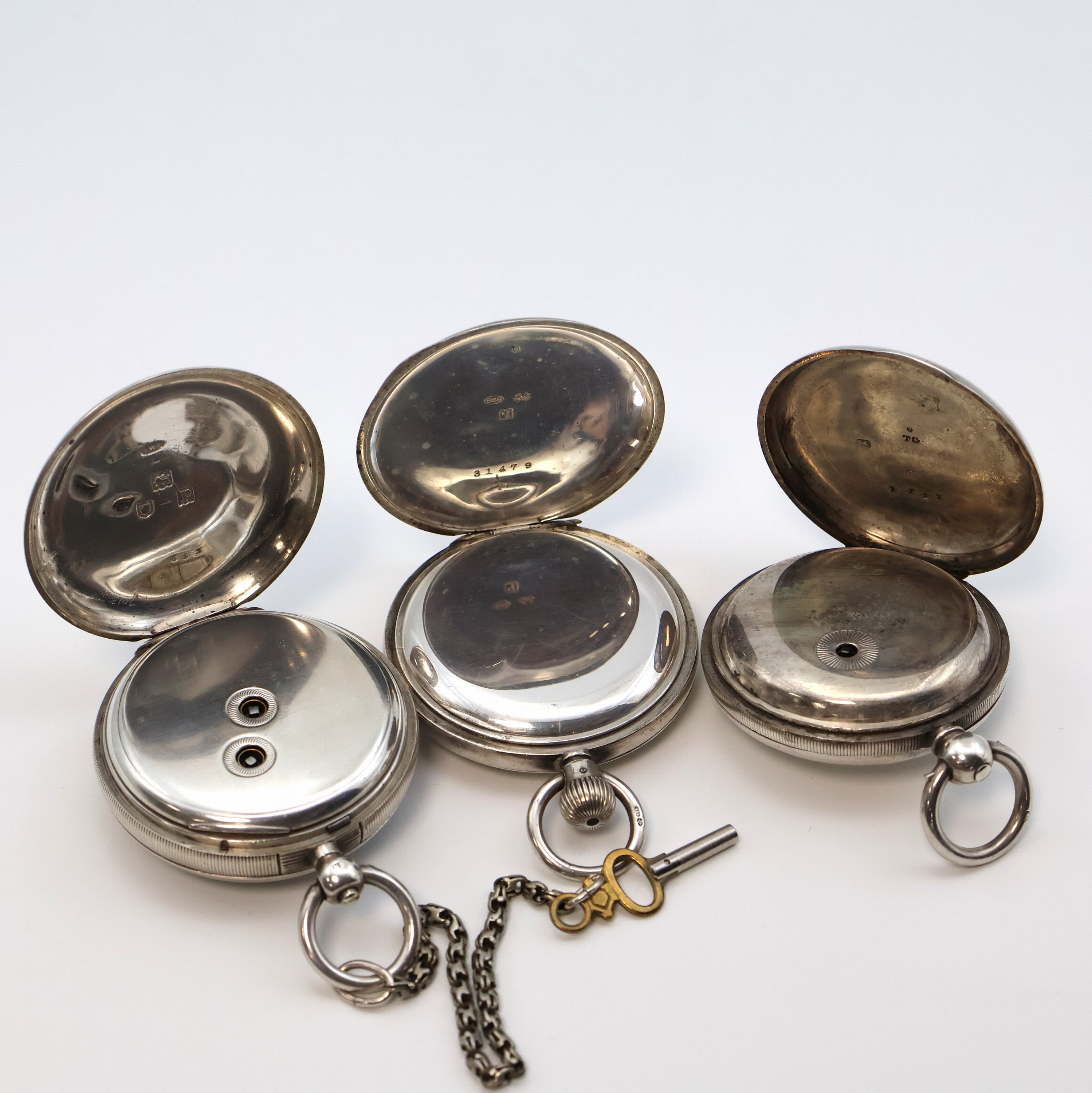 Detail c: 3 schwere Silbertaschenuhren, England/USA um 1880-1900, Schlüssel-/Kronenaufzug, glatte Geh., 1x Savonette, 2x offene Geh., Emailzifferbl. m. röm. ...