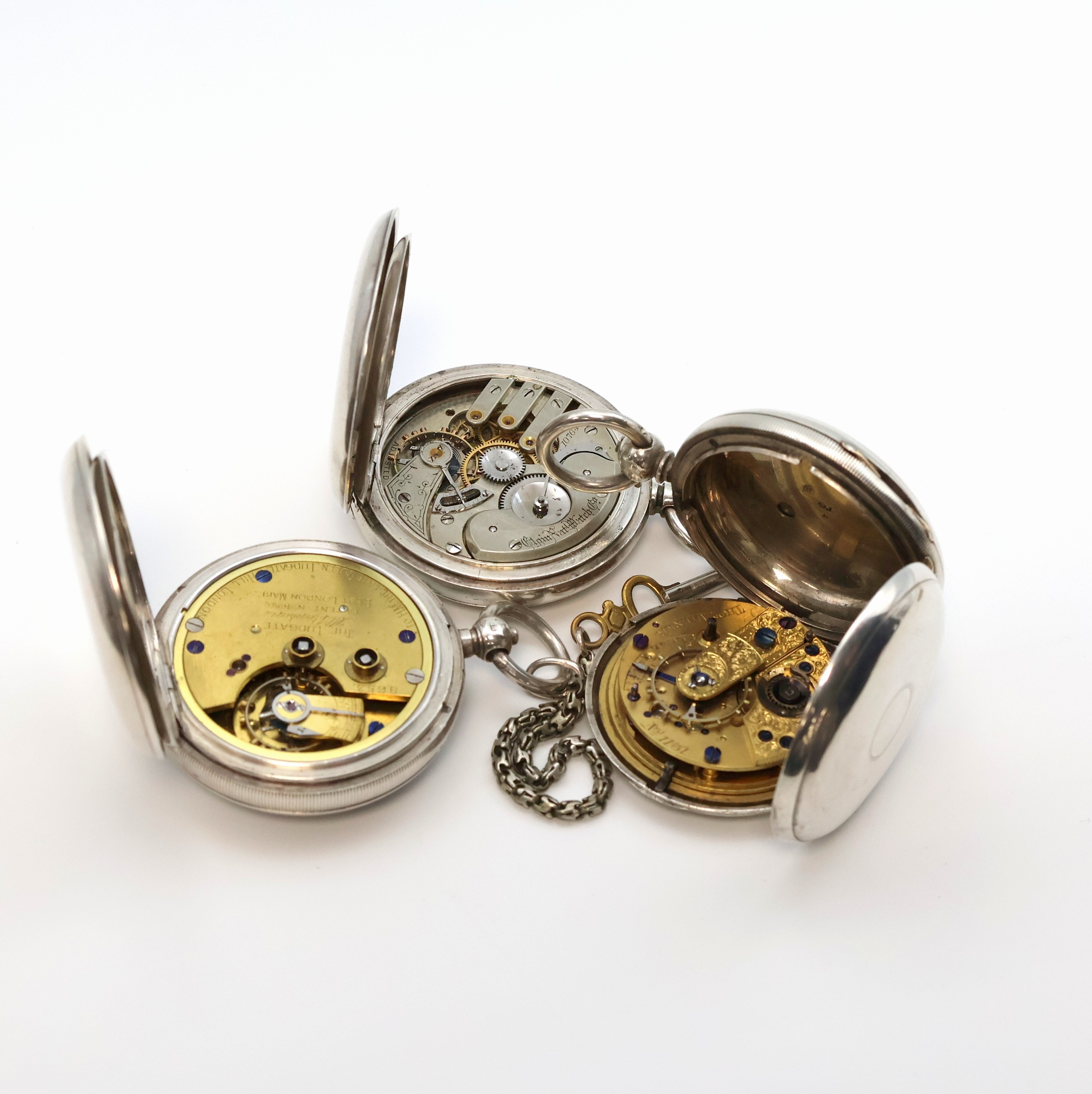 Detail d: 3 schwere Silbertaschenuhren, England/USA um 1880-1900, Schlüssel-/Kronenaufzug, glatte Geh., 1x Savonette, 2x offene Geh., Emailzifferbl. m. röm. ...