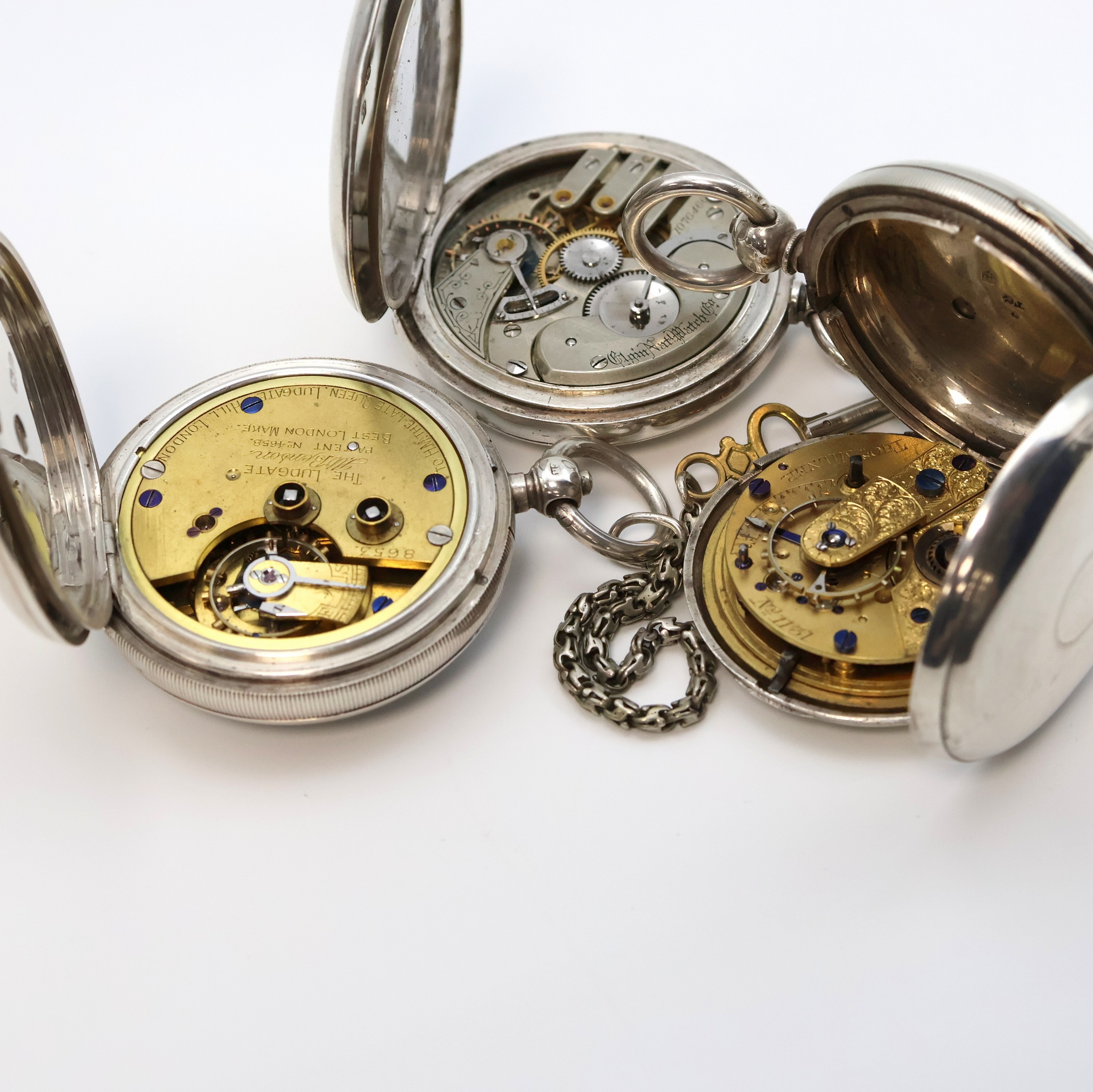 Detail e: 3 schwere Silbertaschenuhren, England/USA um 1880-1900, Schlüssel-/Kronenaufzug, glatte Geh., 1x Savonette, 2x offene Geh., Emailzifferbl. m. röm. ...