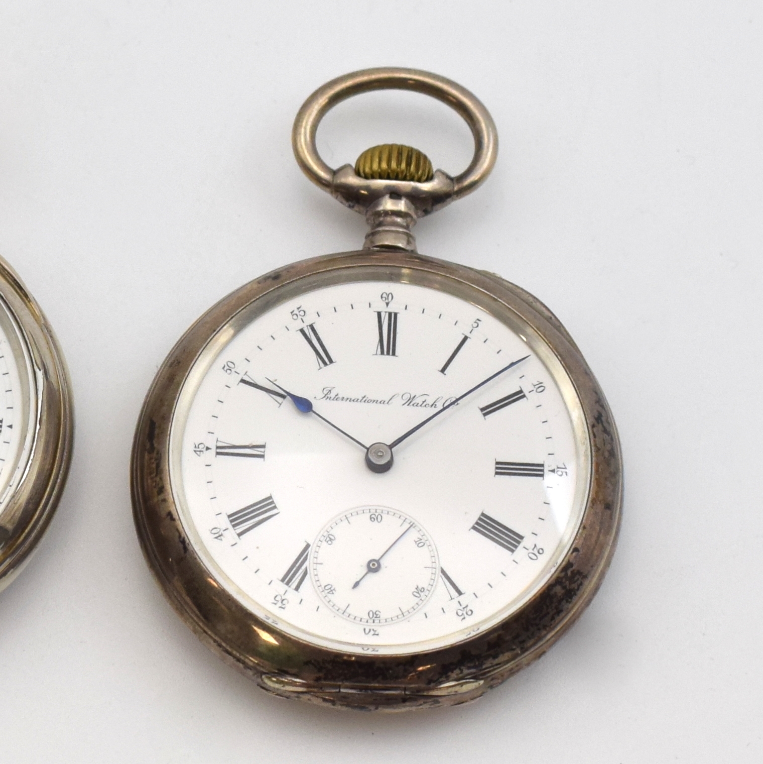 Detail b: IWC 2 frühe offene Silbertaschenuhren, Schweiz um 1890, Scharniergeh. m. Silbercuvette, 1 x guill. berieb., 1 x glatt, sign. Emailzifferblätter 1 x ...