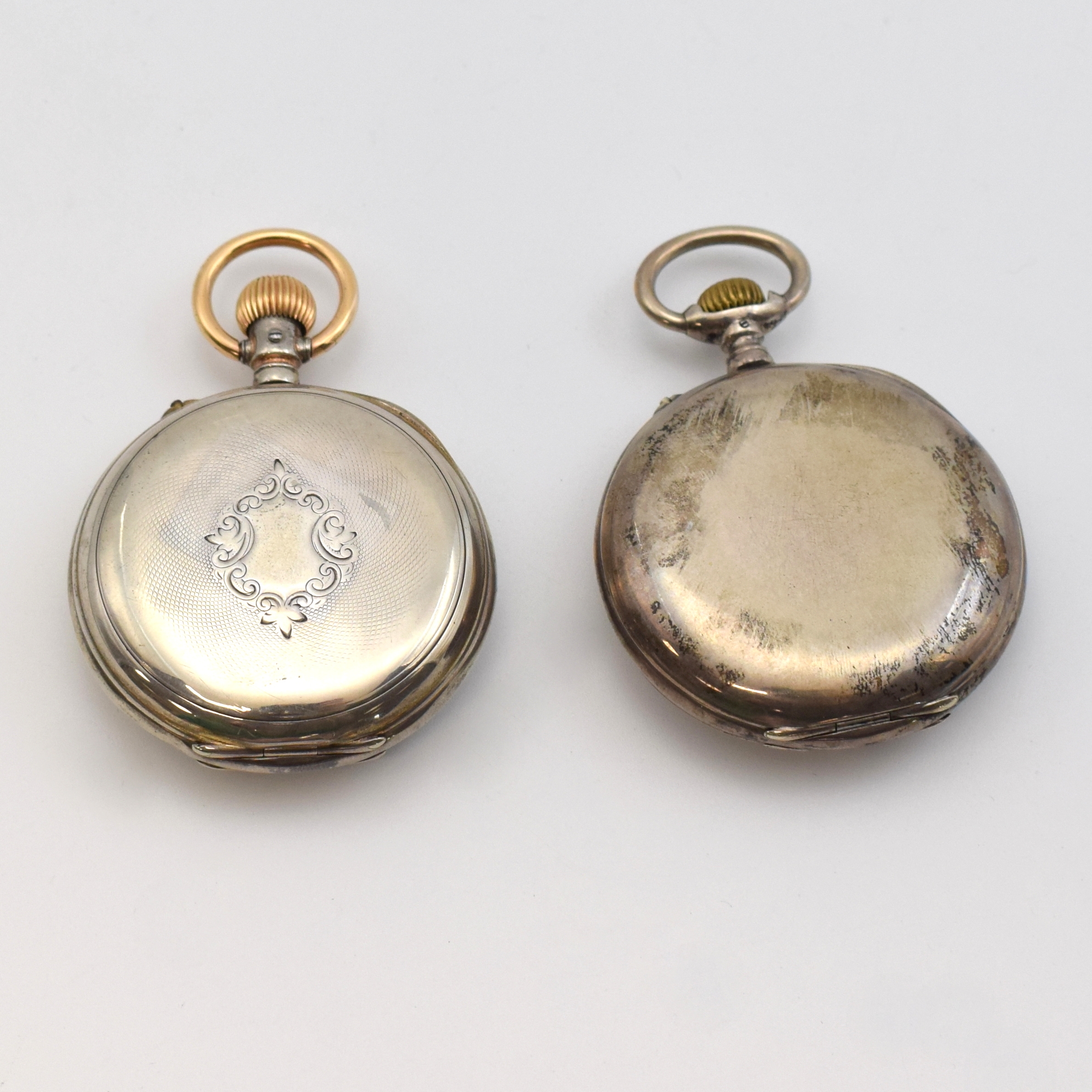 Detail c: IWC 2 frühe offene Silbertaschenuhren, Schweiz um 1890, Scharniergeh. m. Silbercuvette, 1 x guill. berieb., 1 x glatt, sign. Emailzifferblätter 1 x ...