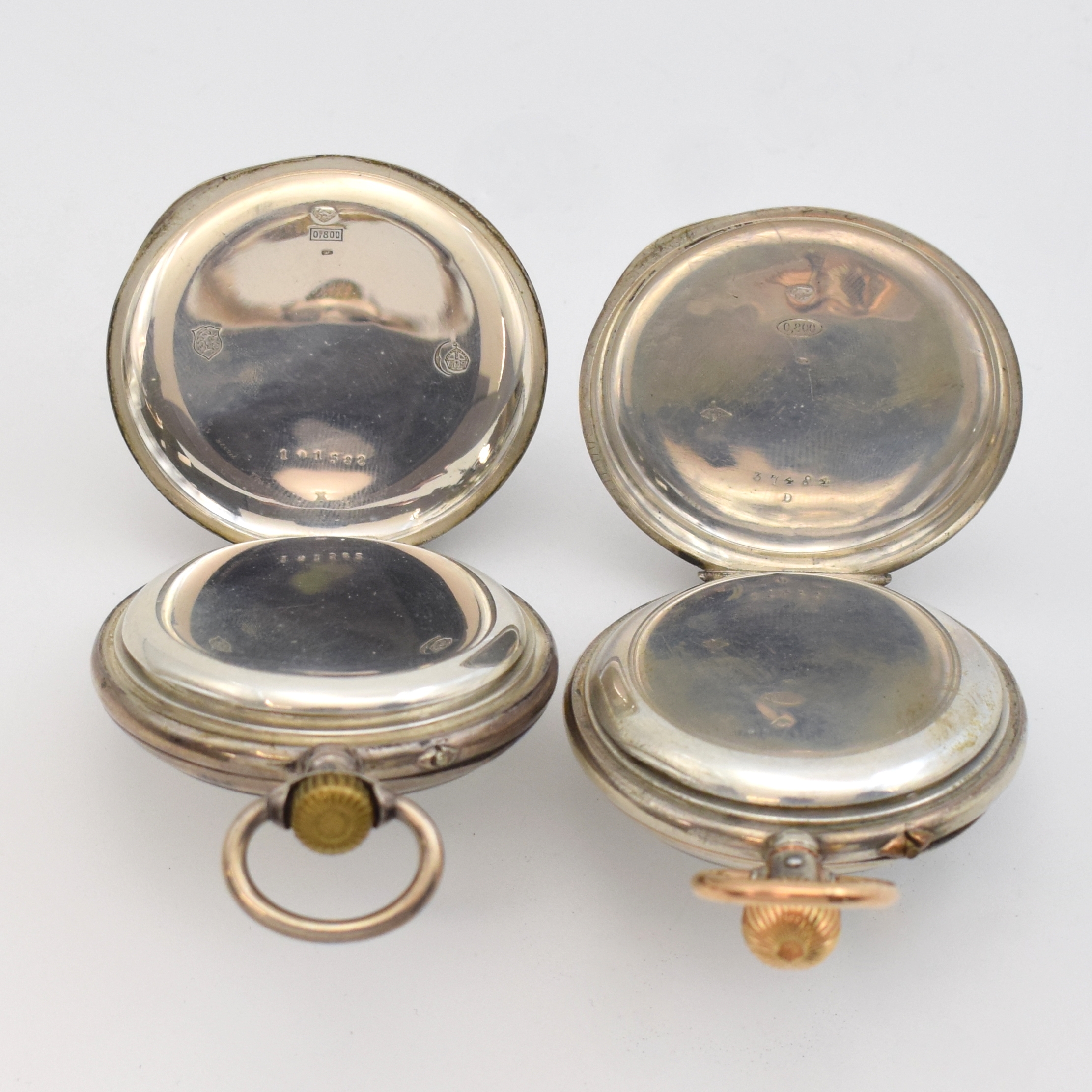Detail d: IWC 2 frühe offene Silbertaschenuhren, Schweiz um 1890, Scharniergeh. m. Silbercuvette, 1 x guill. berieb., 1 x glatt, sign. Emailzifferblätter 1 x ...