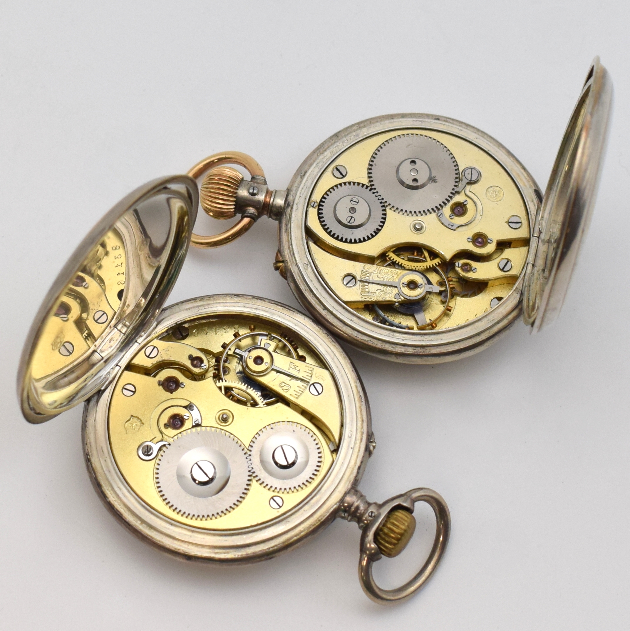 Detail f: IWC 2 frühe offene Silbertaschenuhren, Schweiz um 1890, Scharniergeh. m. Silbercuvette, 1 x guill. berieb., 1 x glatt, sign. Emailzifferblätter 1 x ...