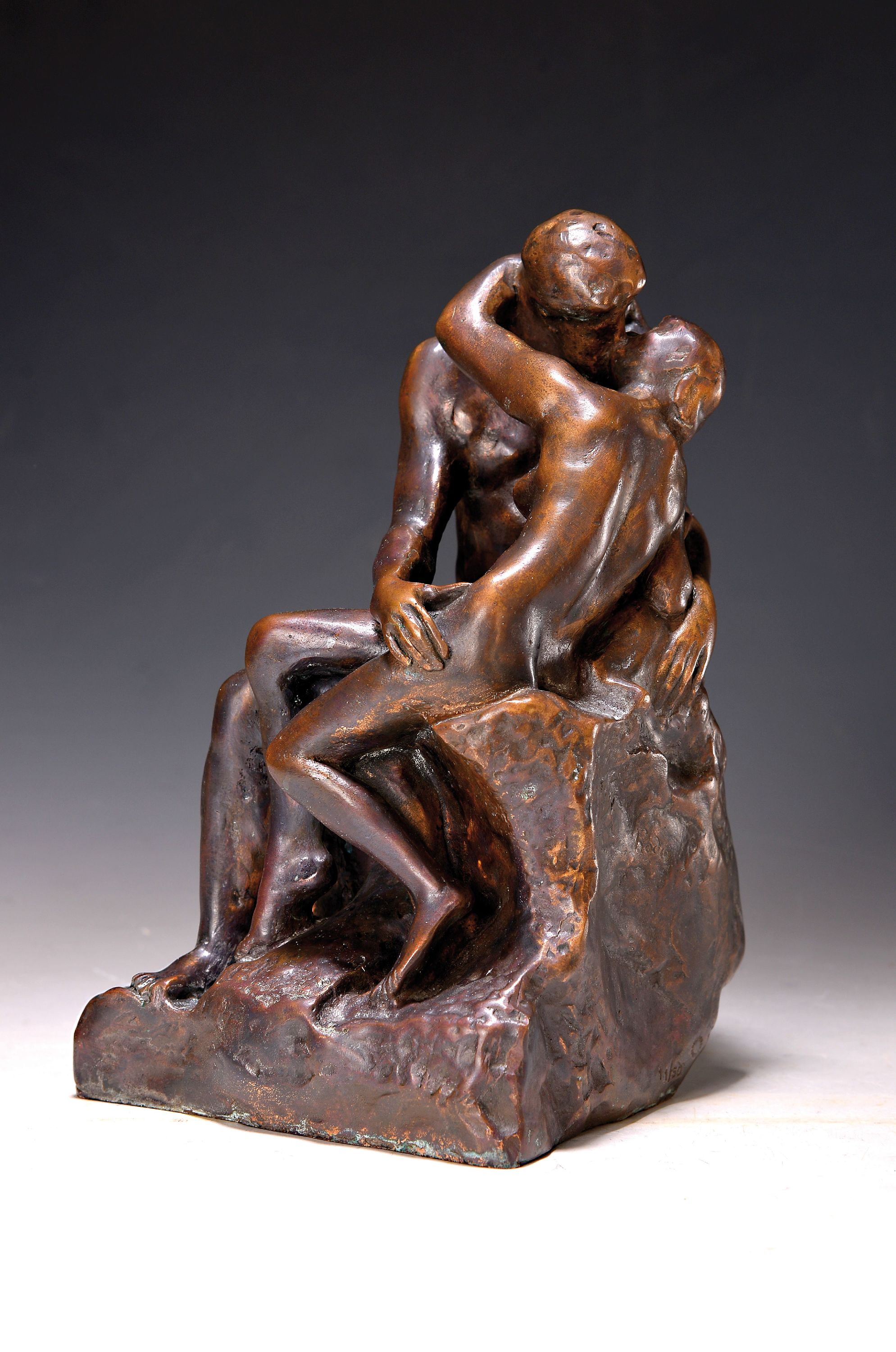 Nach Auguste Rodin (1840-1917), "Der Kuss", Bronzeskulptur, Ed. 11/50, mit Signatur, bezeichnet, Gießerstempel Kunstguß Strehle, Edition ...