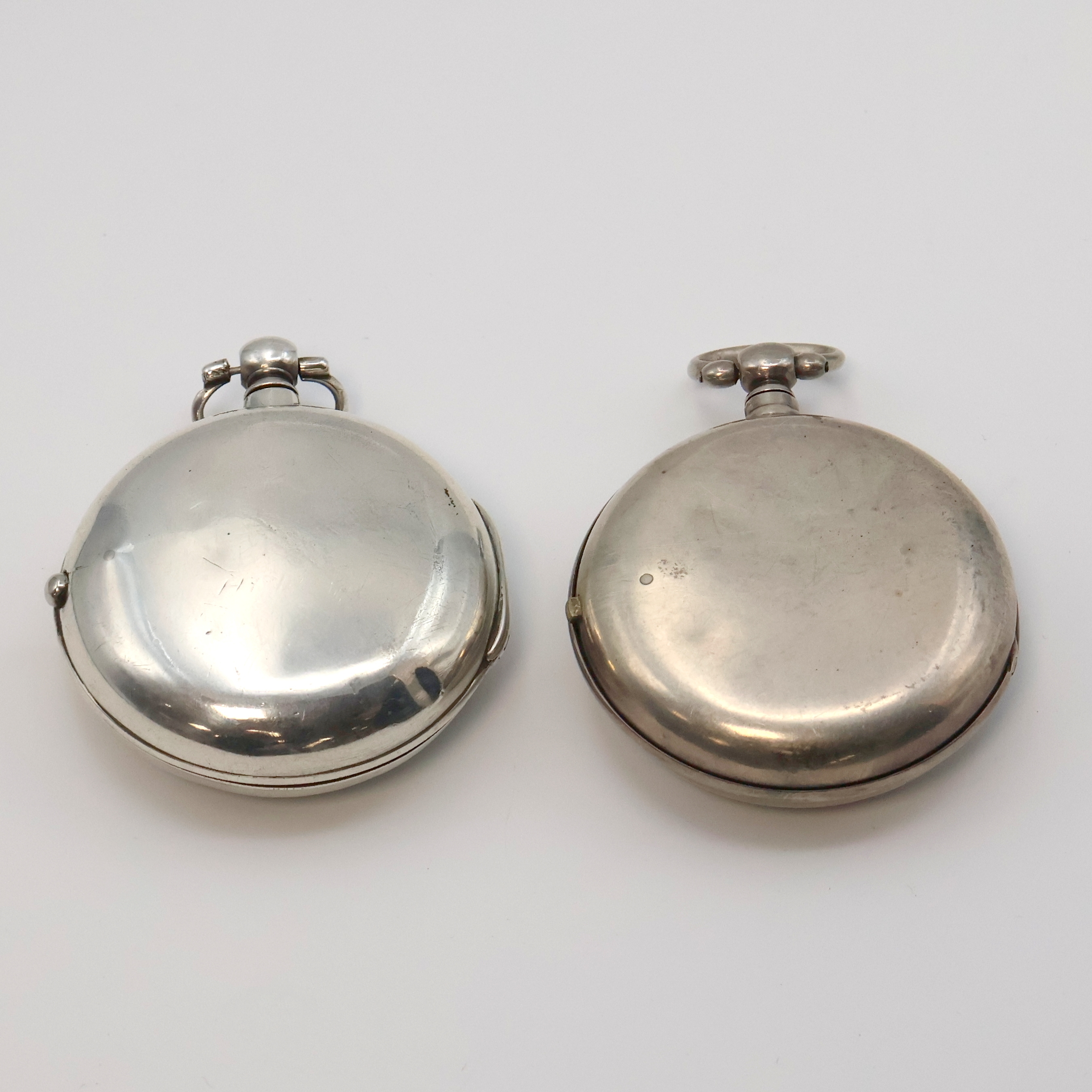 Detail a: 2 schwere englische Sterlingsilber Taschenuhren im Doppelgehäuse, England um 1850, glatte Geh. u. Übergeh. dell., Emailzifferbl. m. arab./röm. ...