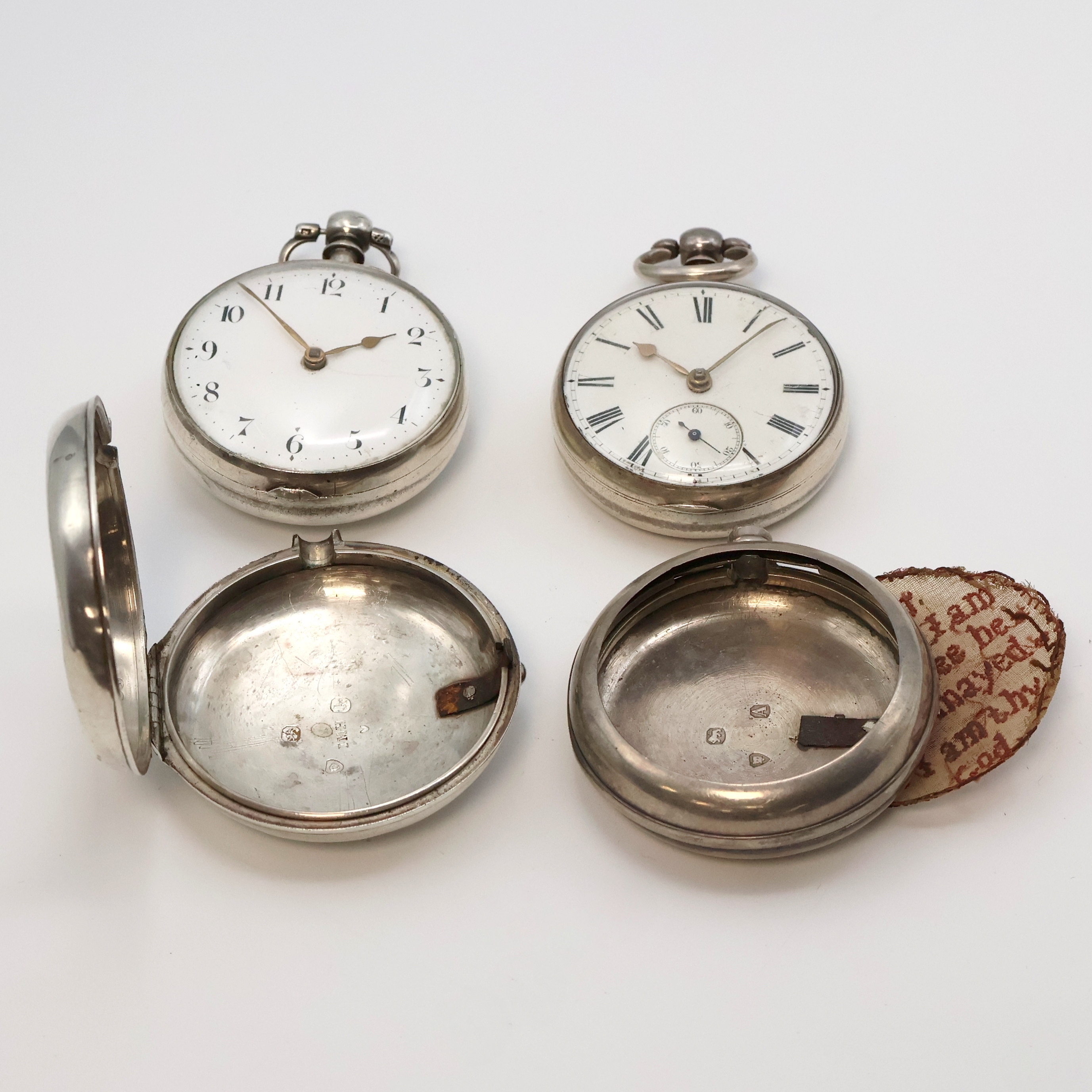 Detail b: 2 schwere englische Sterlingsilber Taschenuhren im Doppelgehäuse, England um 1850, glatte Geh. u. Übergeh. dell., Emailzifferbl. m. arab./röm. ...