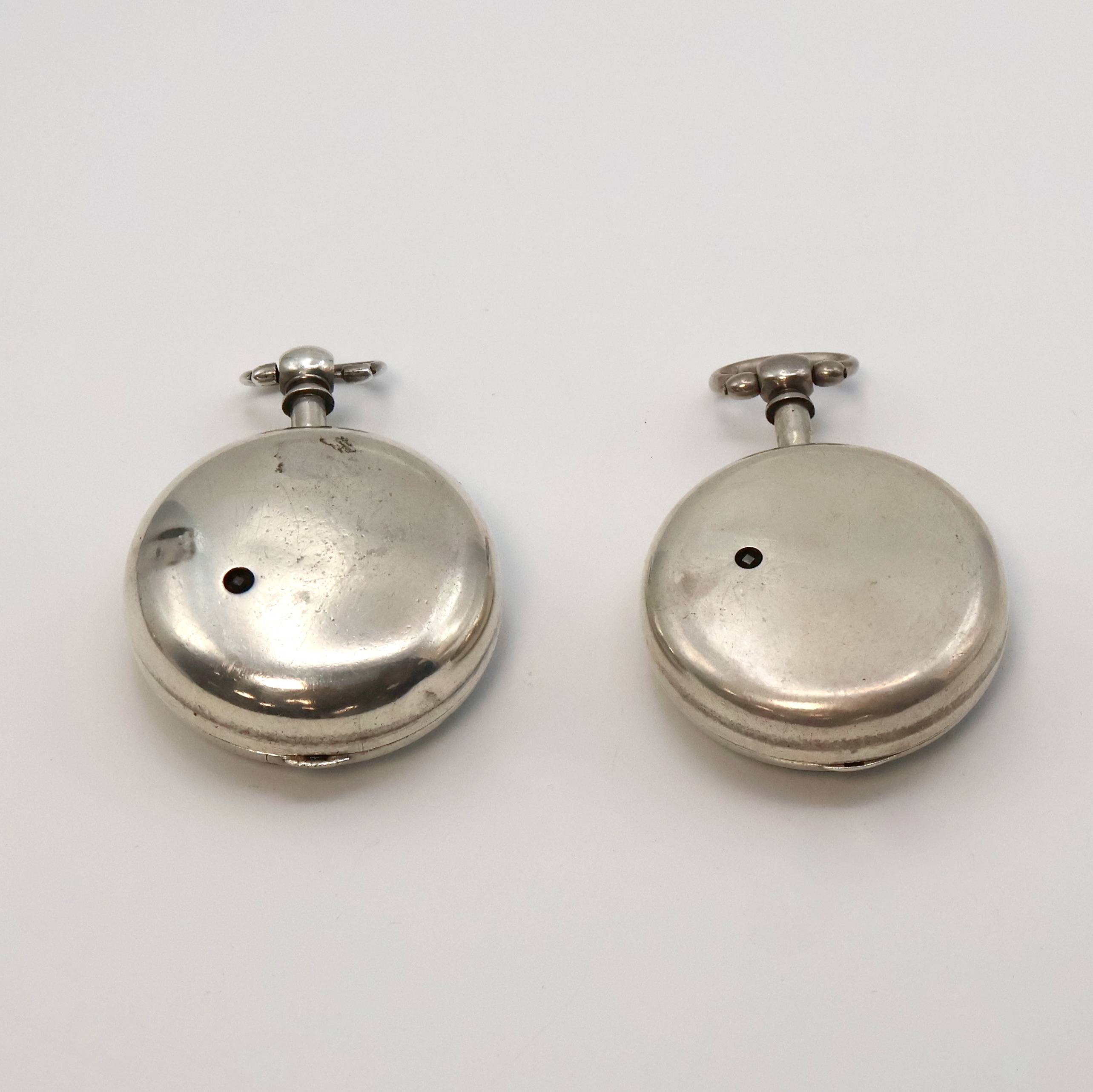 Detail c: 2 schwere englische Sterlingsilber Taschenuhren im Doppelgehäuse, England um 1850, glatte Geh. u. Übergeh. dell., Emailzifferbl. m. arab./röm. ...