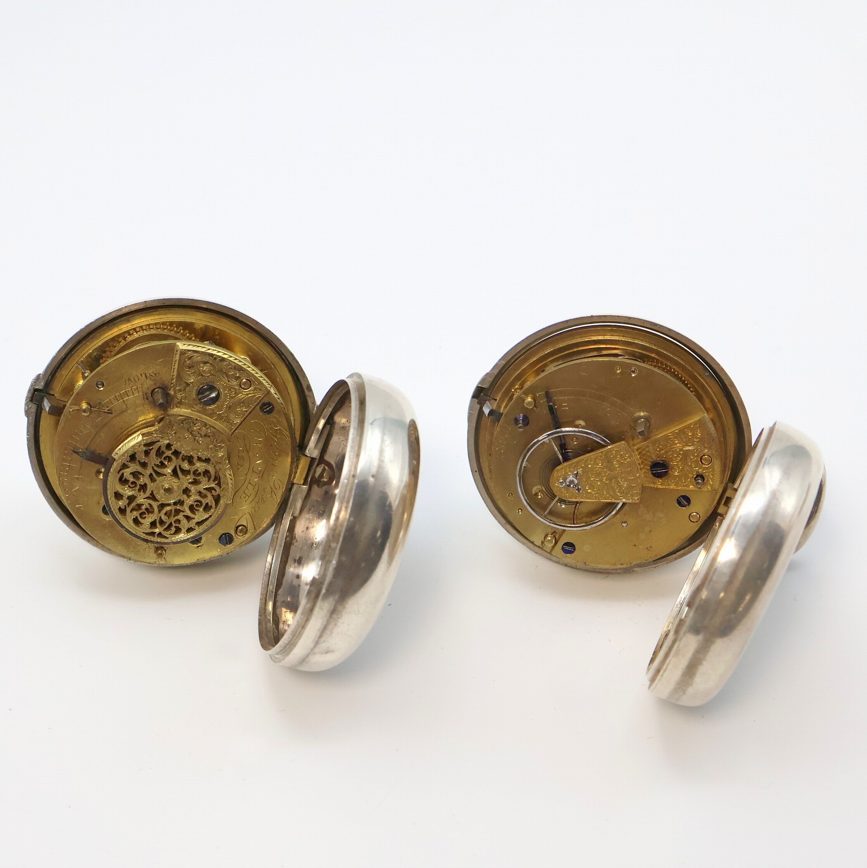 Detail d: 2 schwere englische Sterlingsilber Taschenuhren im Doppelgehäuse, England um 1850, glatte Geh. u. Übergeh. dell., Emailzifferbl. m. arab./röm. ...