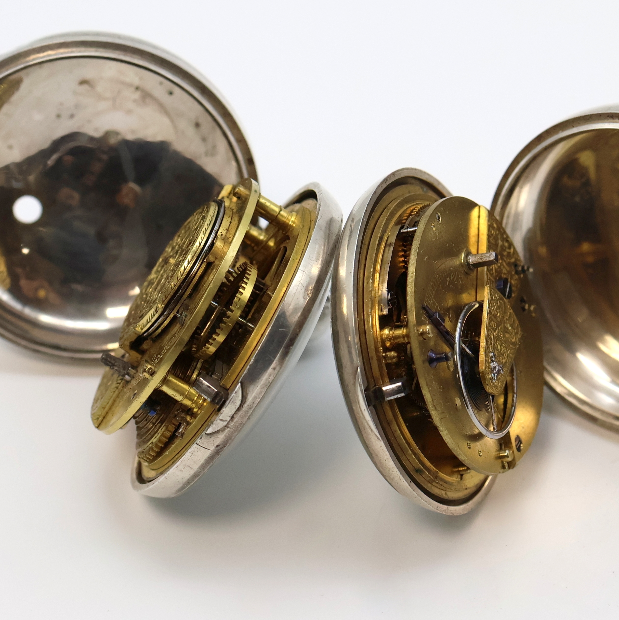Detail e: 2 schwere englische Sterlingsilber Taschenuhren im Doppelgehäuse, England um 1850, glatte Geh. u. Übergeh. dell., Emailzifferbl. m. arab./röm. ...