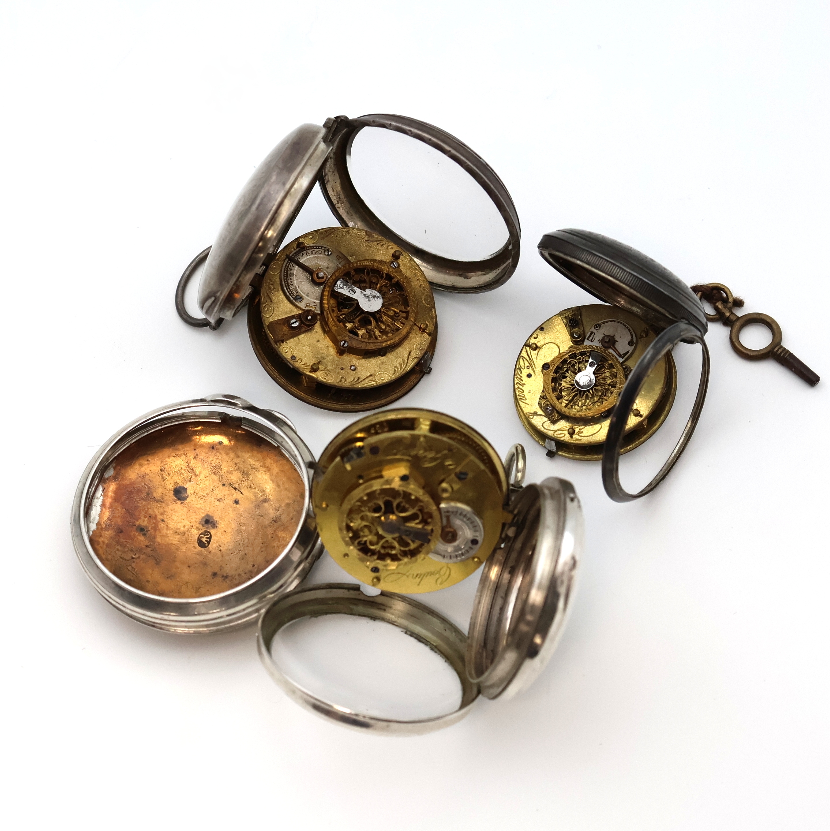 Detail c: Konvolut: 3 Spindeltaschenuhren in Silber, Schweiz um 1800-1830, offene Geh. dell., 1x grav., 1x Übergeh., Emailzifferblätter teils besch., 1x m. ...
