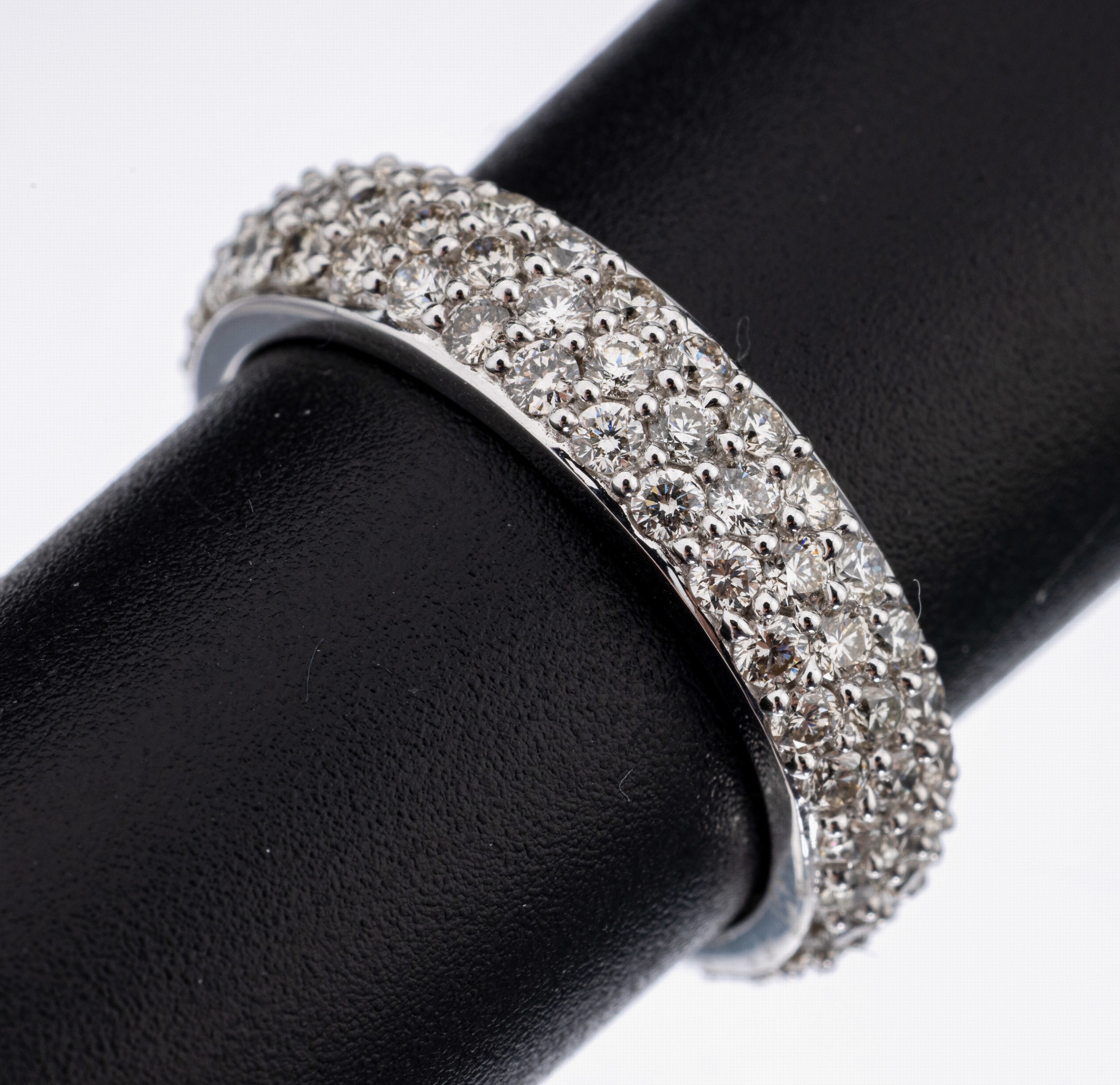 18 kt Gold Brillant-Ring, WG 750/000, 118 Brillanten zus. ca. 1.91 ct (grav.) Weiß/si, RW 54, ca. 5.3 g