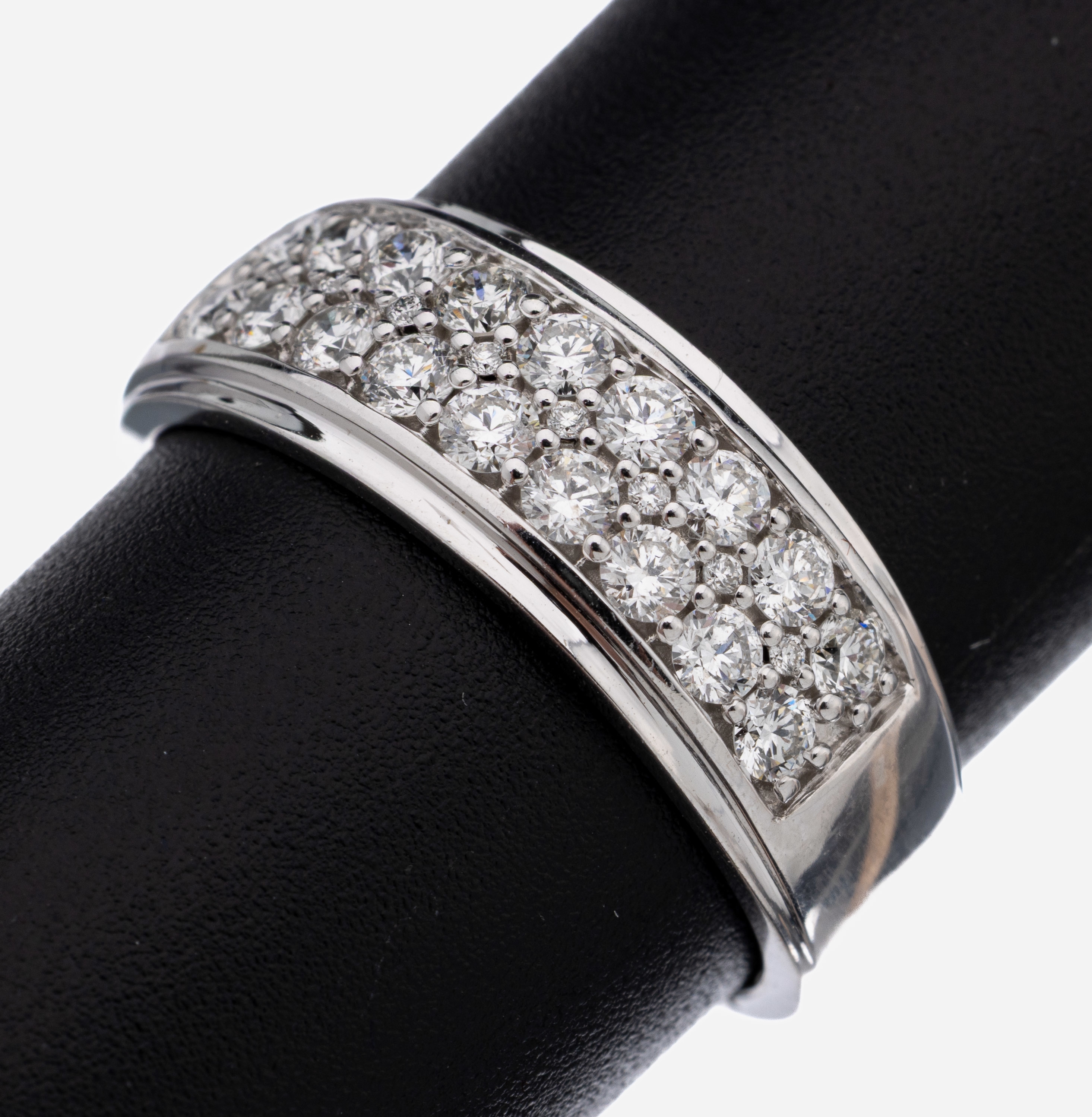 14 kt Gold Brillant-Ring, WG 585/000, 18 Brillanten zus. ca. 0.50 ct Weiß/si-p, RW 57, ca. 5.2 g