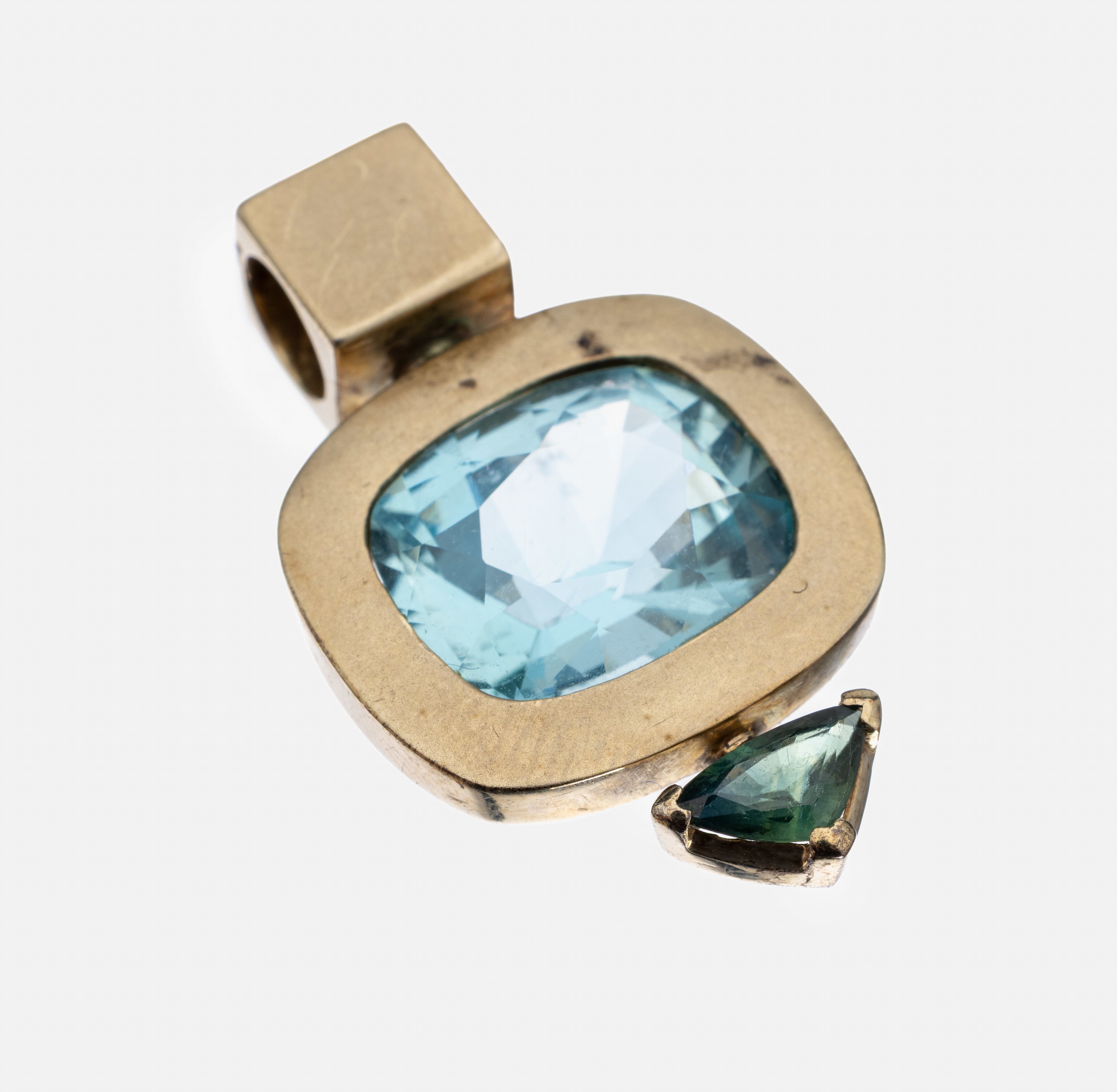 Detail a: 8 kt Gold Farbstein-Anhänger, WG 333/000, ovalfacett. Aquamarin ca. 4.0 ct, facett. kl. Verdelith-Triangel, ca. 3 cm, ca. 9.6 g