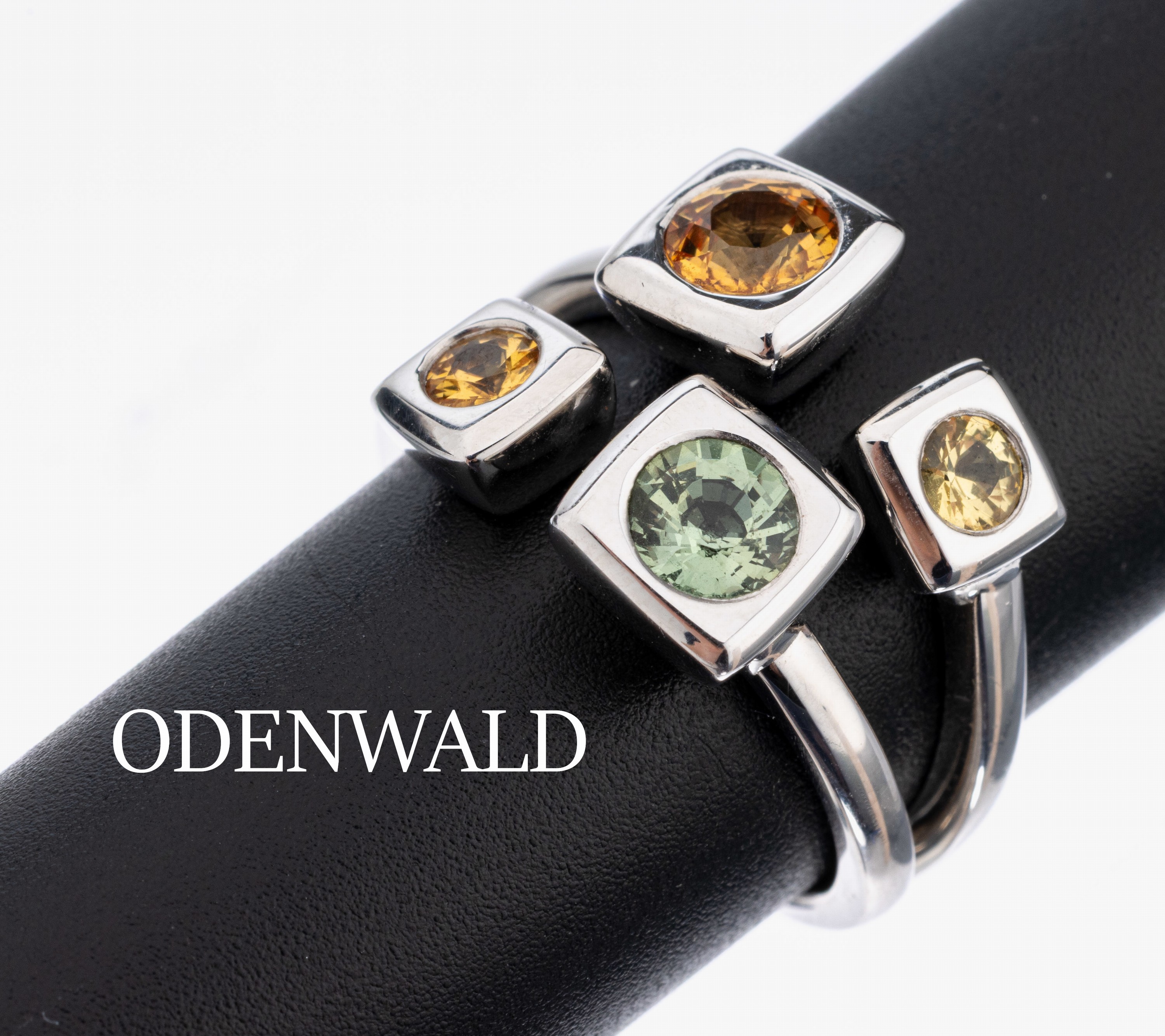 18 kt Gold ODENWALD Saphir-Ring, WG 750/000, 4 gelb-grüne rundfacett. Saphire zus.ca. 1.7 ct, RW 56, 11.5 g, sign.
