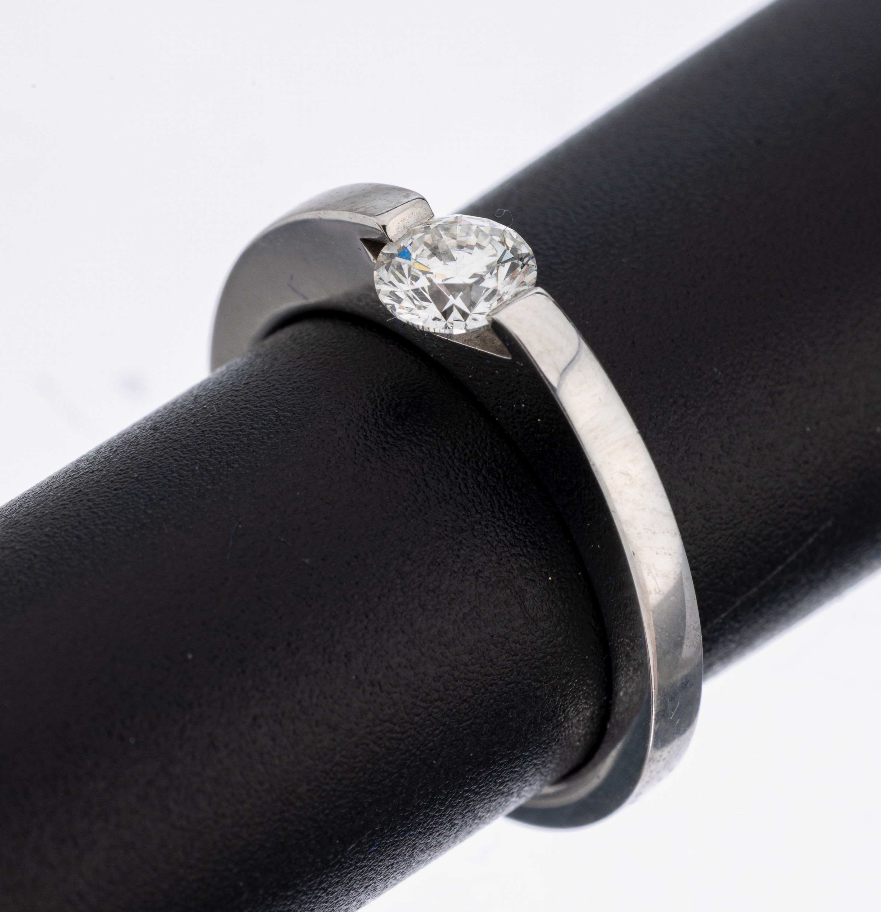14 kt Gold Brillant-Ring, WG 585/000, Brillant ca. 0.60 ct Weiß/si, RW 54, ca. 5.4 g