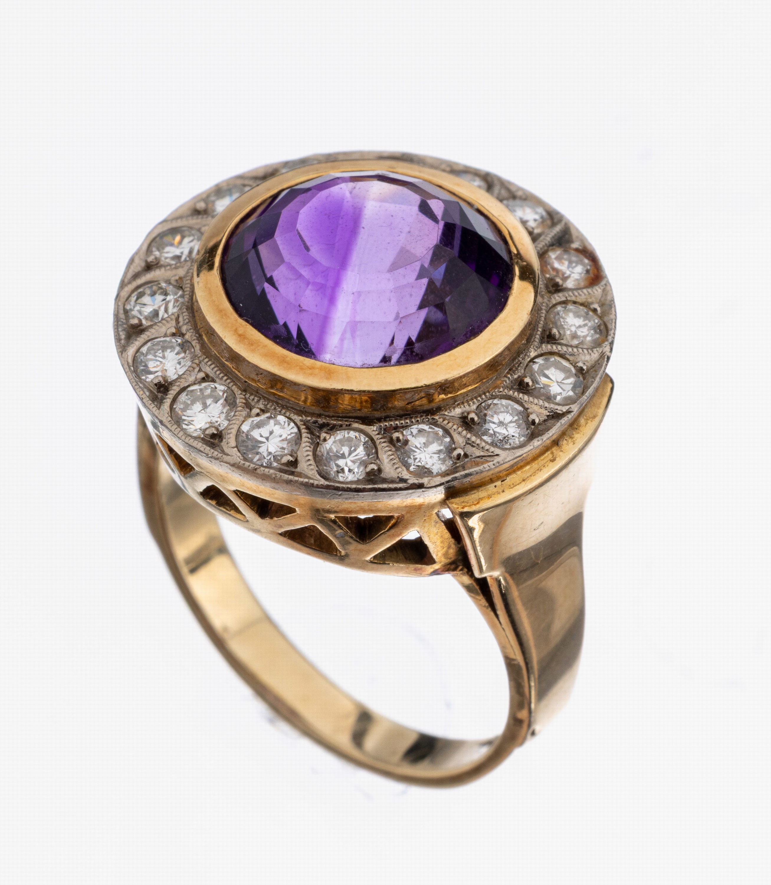 14 kt Gold Amethyst-Diamant-Ring, GG/WG 585/000, mittig rundfacett. Amethyst ca. 4.0 ct, umgeben von 15 Brillanten und 8/8- Diamanten zus. ca. 0.80 ...