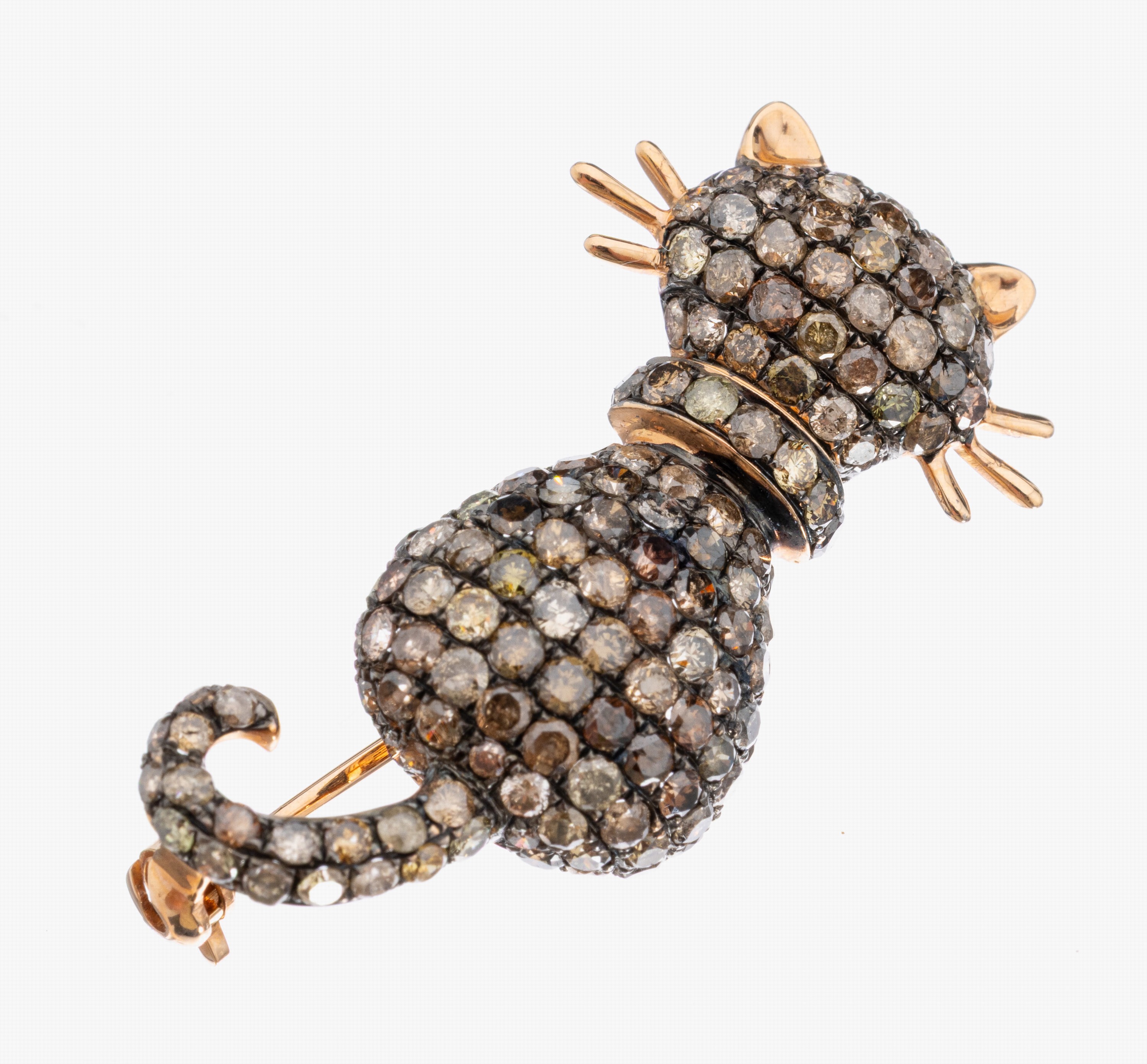 18 kt Gold Brillant-Brosche "Katze", RoseG 750/000, Brillanten zus. ca. 2.98 ct (grav.) Getönt-Braun/p, einige Steine besch., ca. 3.5 x ...