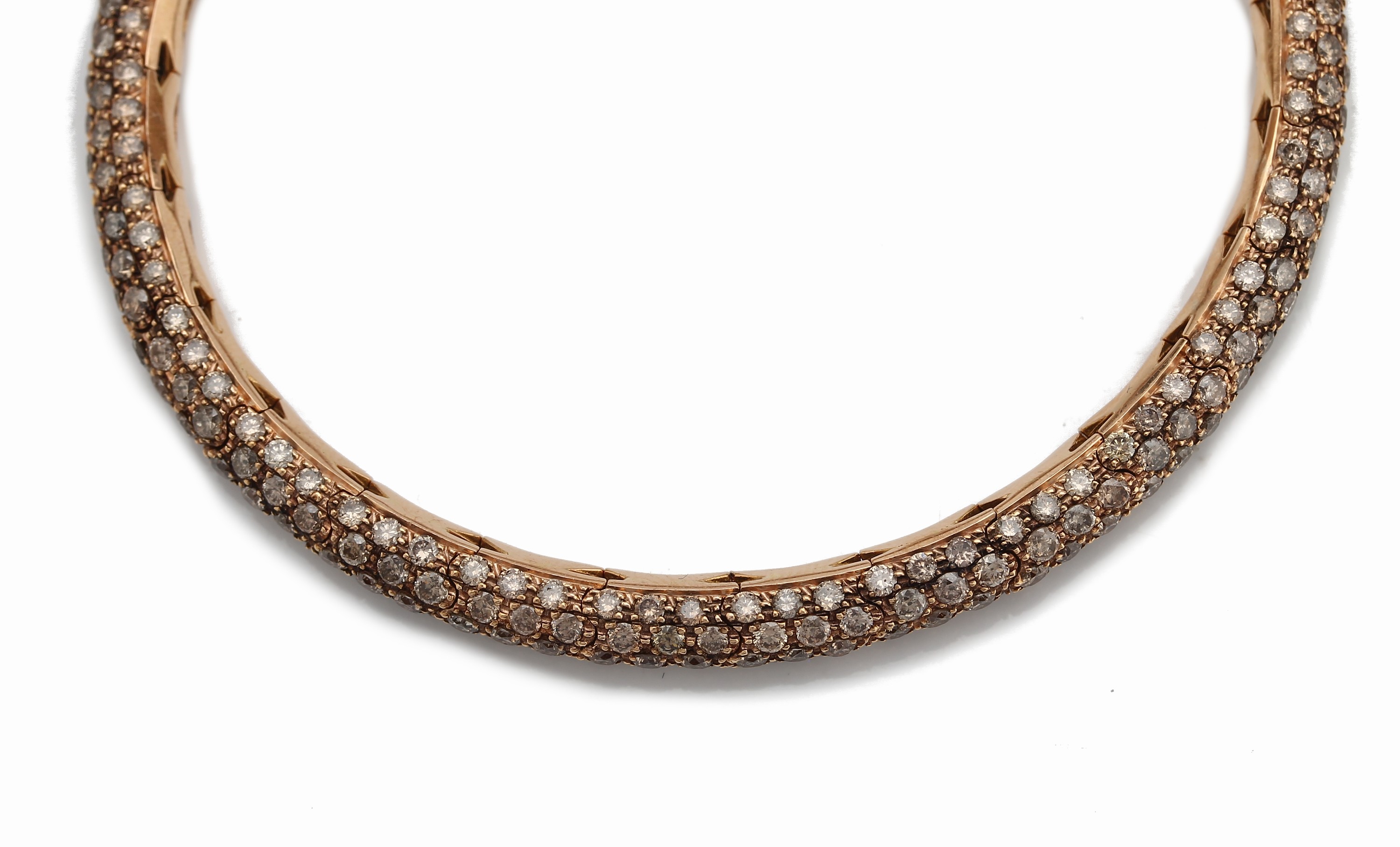 Detail a: 18 kt Gold Brillant-Armreif, GG/RoseG 750/000, rundum mit braunen Brillanten zus. ca. 14.26 ct, flexibel auf Zugfeder aufgezogen, D. ca. 6.5 cm, ca. ...