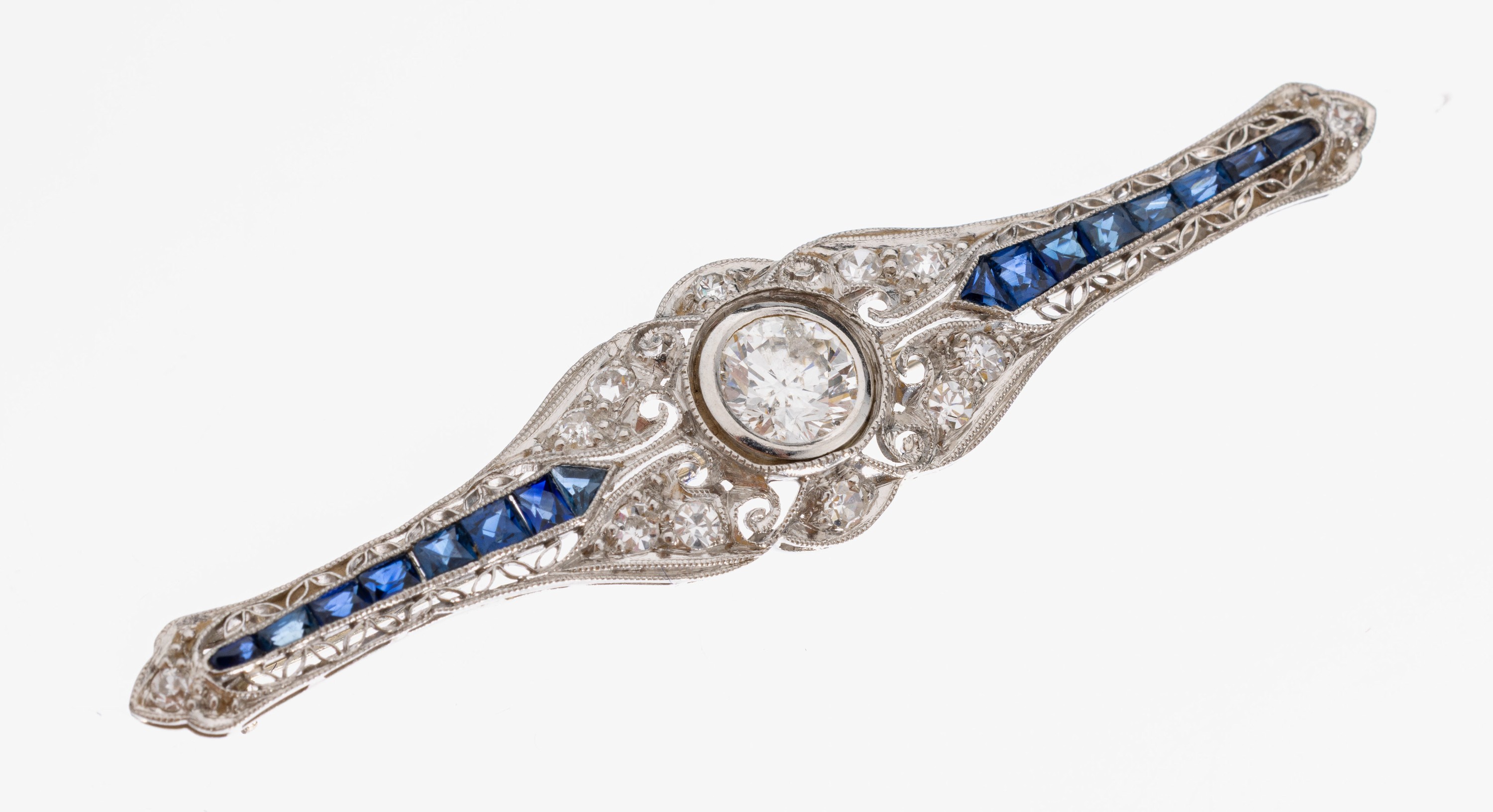 14 kt Gold Art-Deco-Diamant-Saphir-Brosche, um1930, WG 585/000, Durchbrucharbeit, Millegriffverz., Altschliffdiamanten zus. ca. 1.0 ct ...