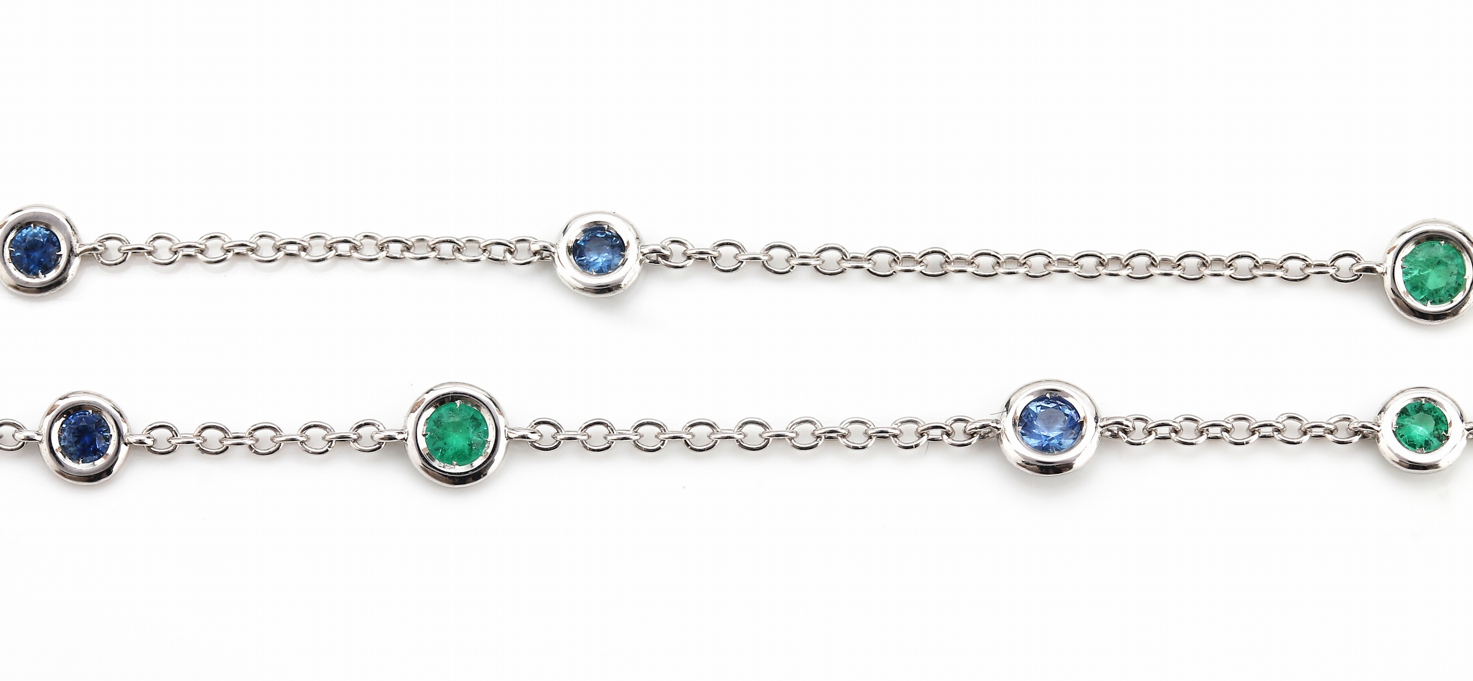 Detail a: 18 kt Gold Farbstein-Collier, WG 750/000, 9 rundfacett. Saphire zus. ca. 0.30 ct, 7 rundfacett. Smaragde zus. ca. 0.30 ct, Karabinerschließe, L. ...