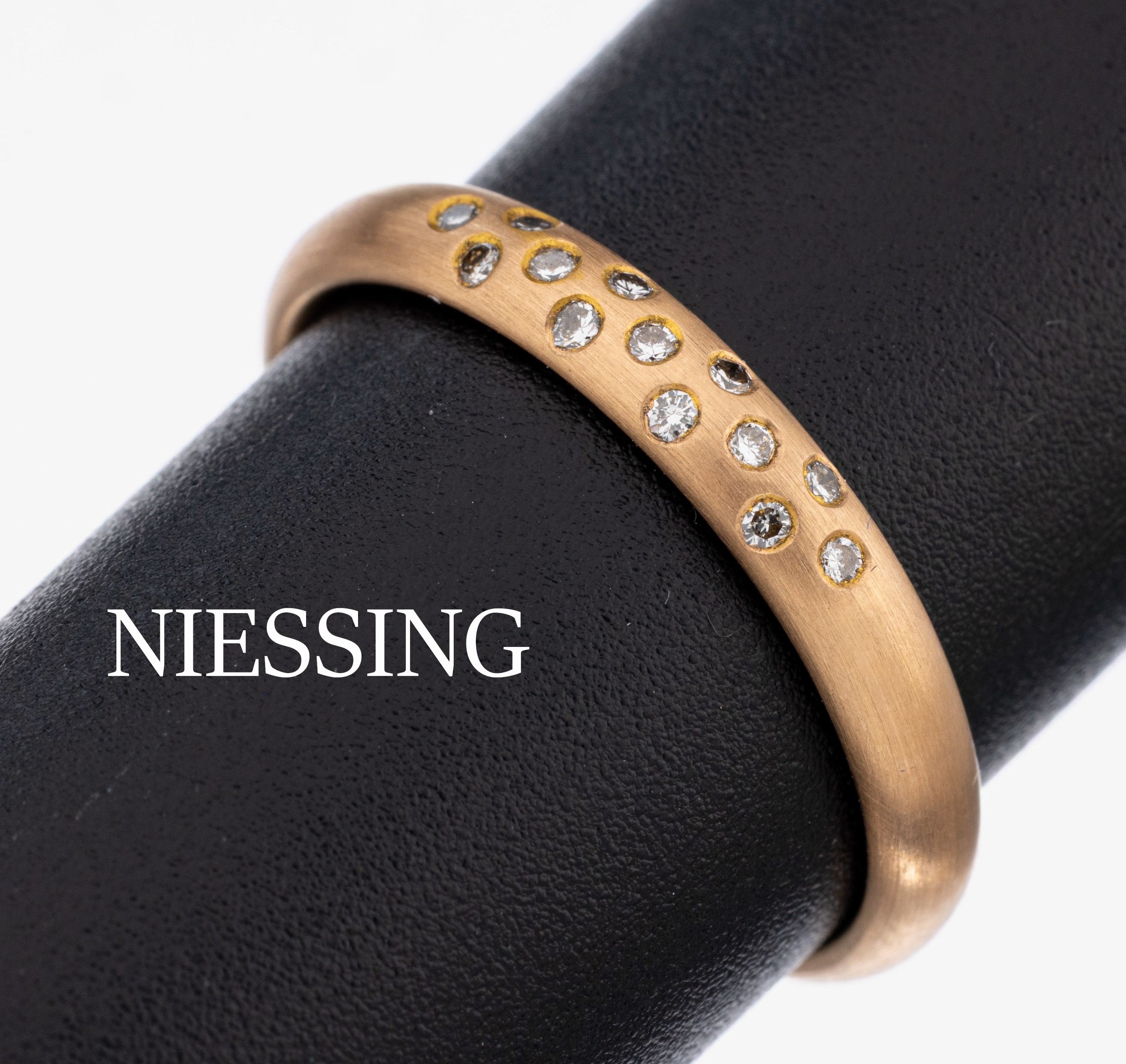 18 kt Gold NIESSING Brillant-Ring, RG 750/000 sat., 13 Brillanten zus. ca. 0.10 ct Weiß/si, RW 54, ca. 3.2 g, sign.