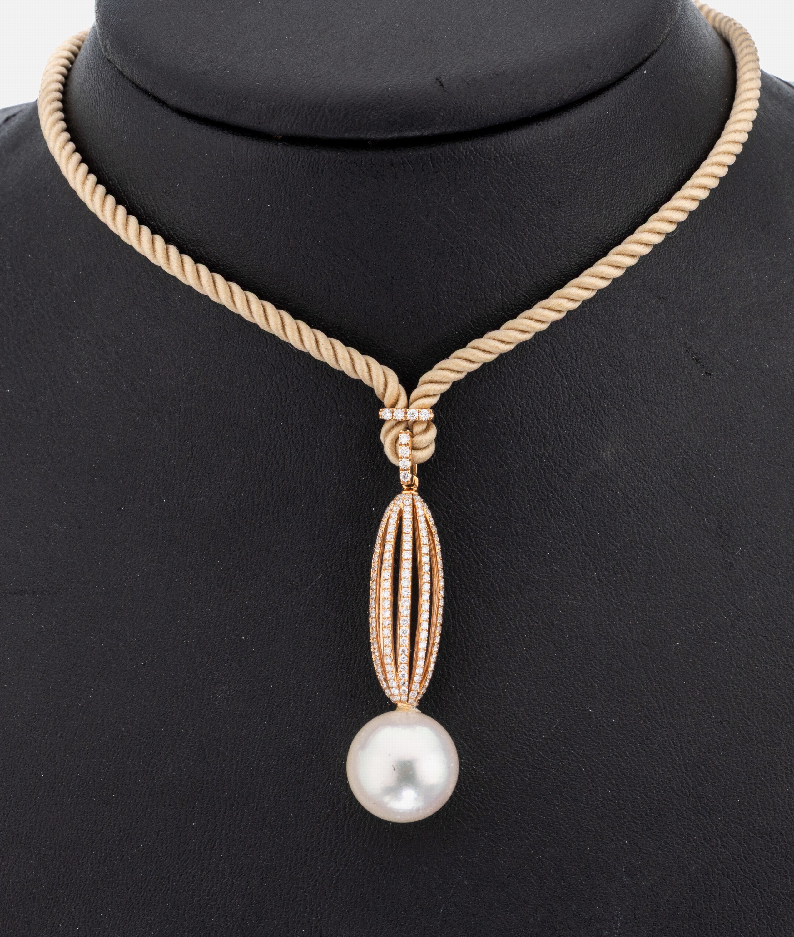 18 kt Gold Perl-Brillant-Anhänger, RG 750/000, weiße Südseezuchtperle D. ca. 13.3 mm, nat. Merkmale, feiner Lüster, Brillanten zus. ca. 1.07 ct ...